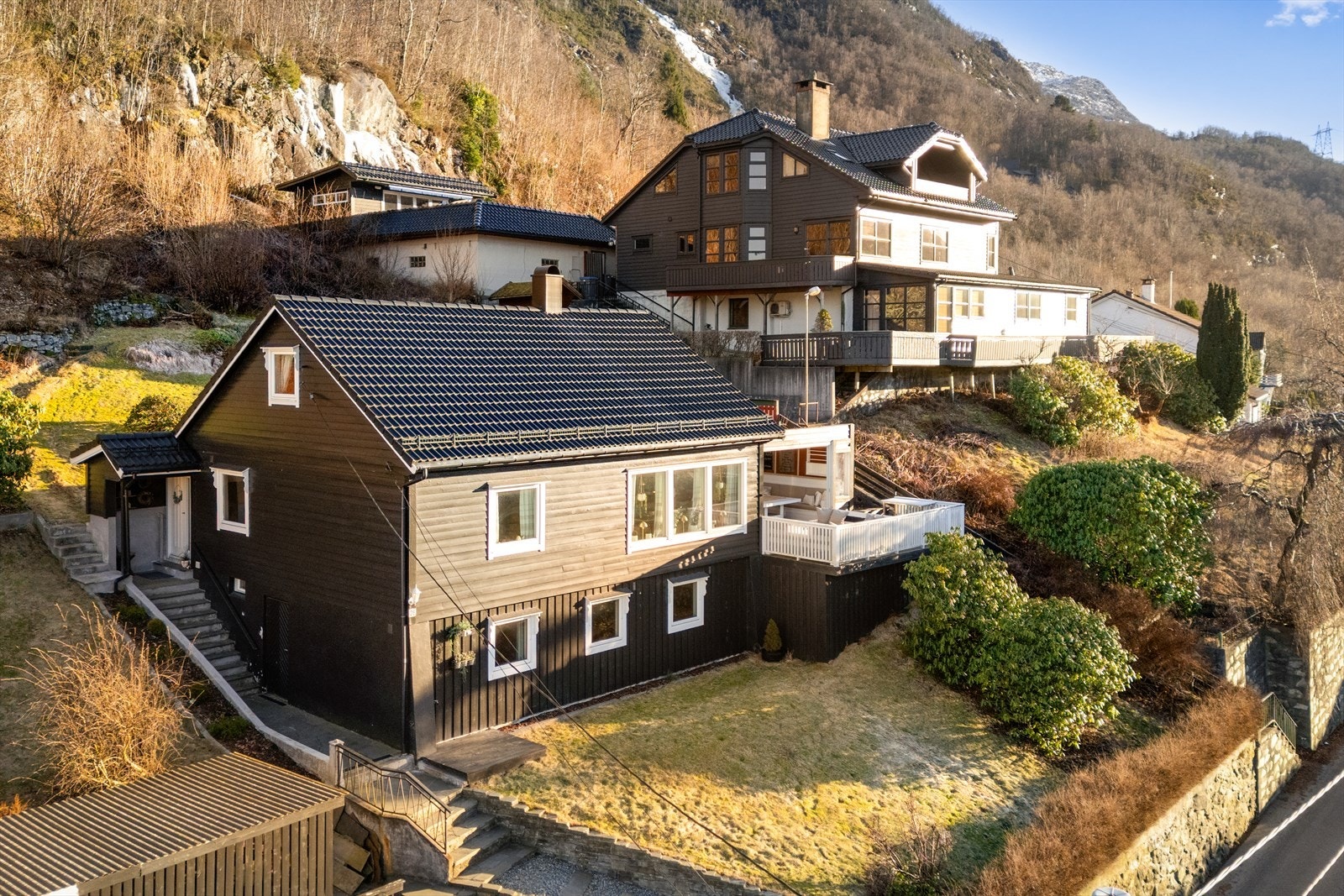 Boligen ligger usjenert til i terrenget. Galleribilde