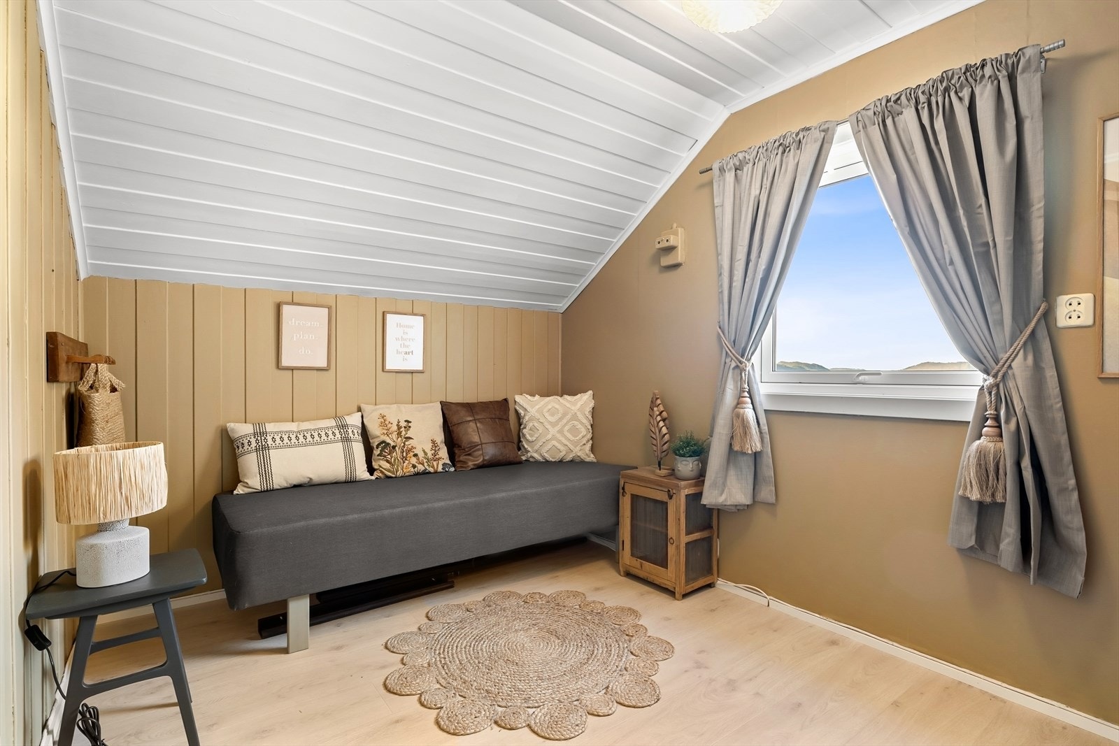 Rom innredet til soverom. Galleribilde