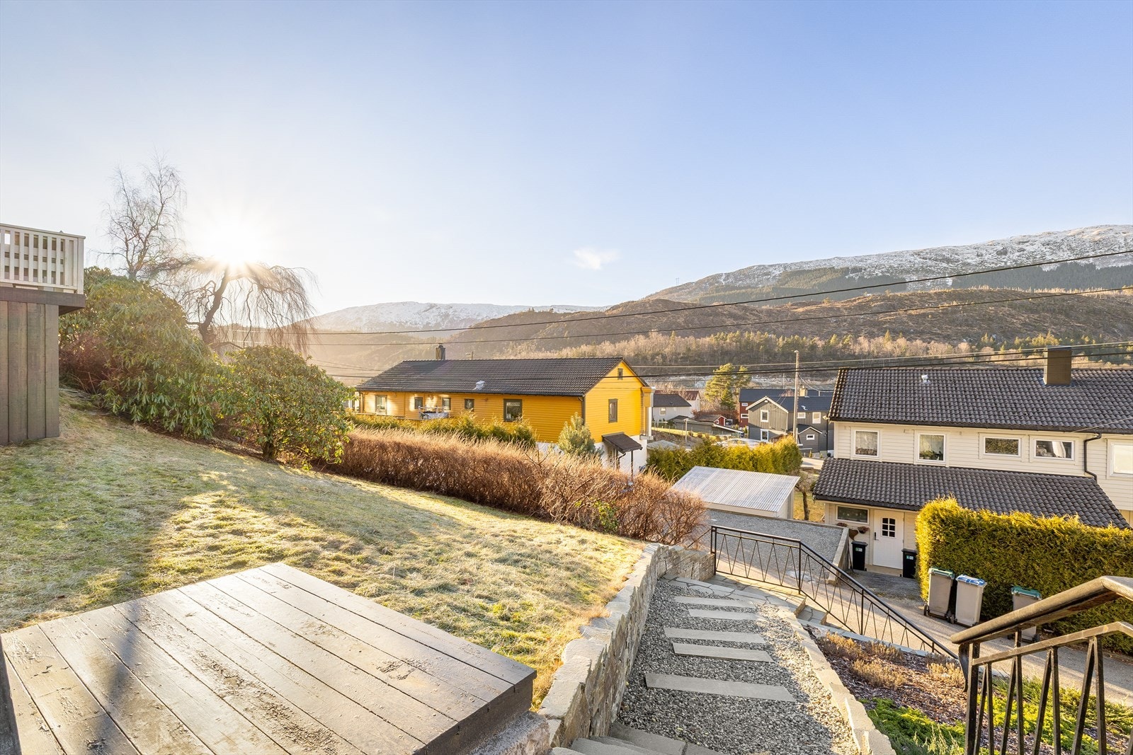 Pent opparbeidet trapp og steinmur opp til boligen fra garasje. Galleribilde