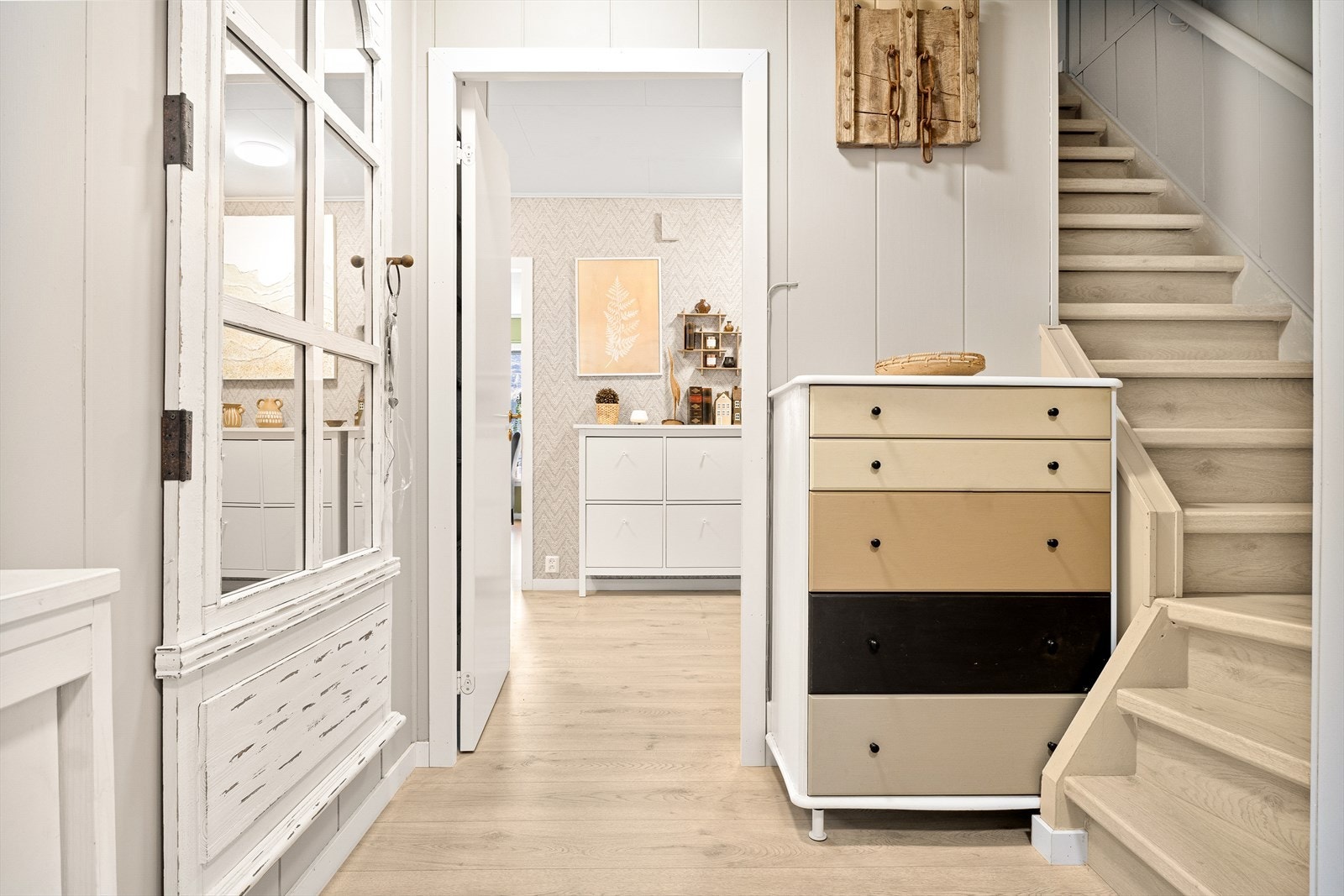 Gangen i hovedetasjen måler totalt 9,5m² og fordeler boligen i dens etasjer og rom. Galleribilde