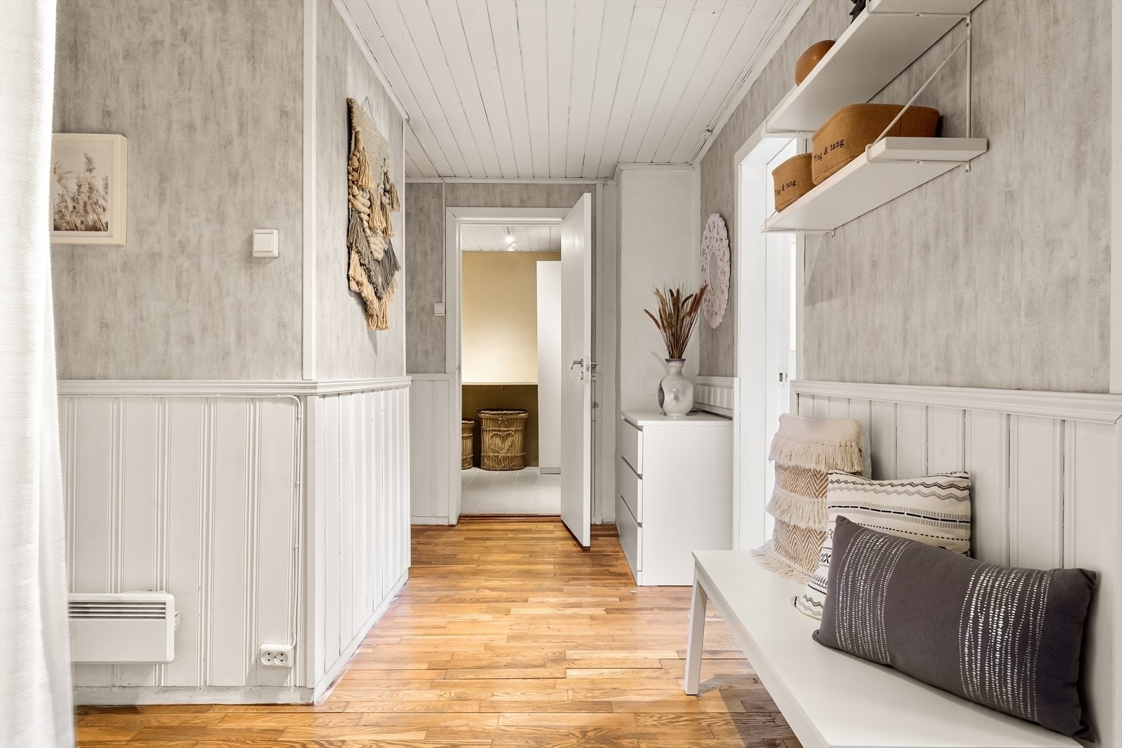 I enden ser man vaskerommet, til venstre er bad, og til høyre er det 2 rom. Galleribilde