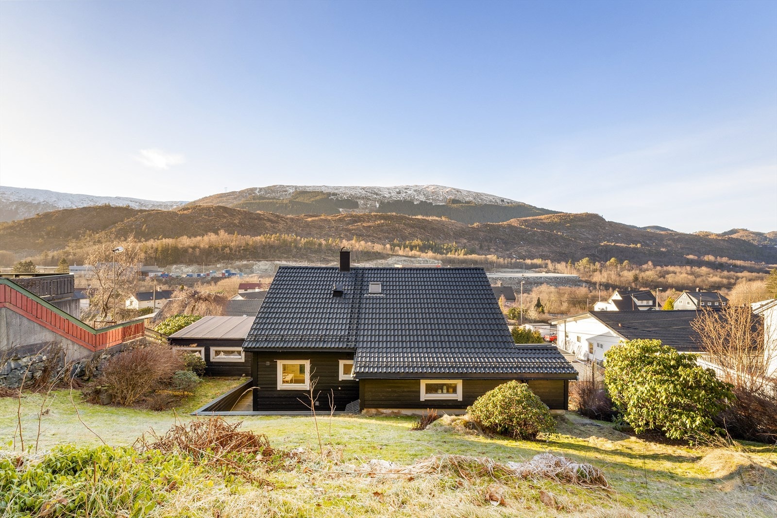 Utvendig er det plen foran og bak boligen. Galleribilde