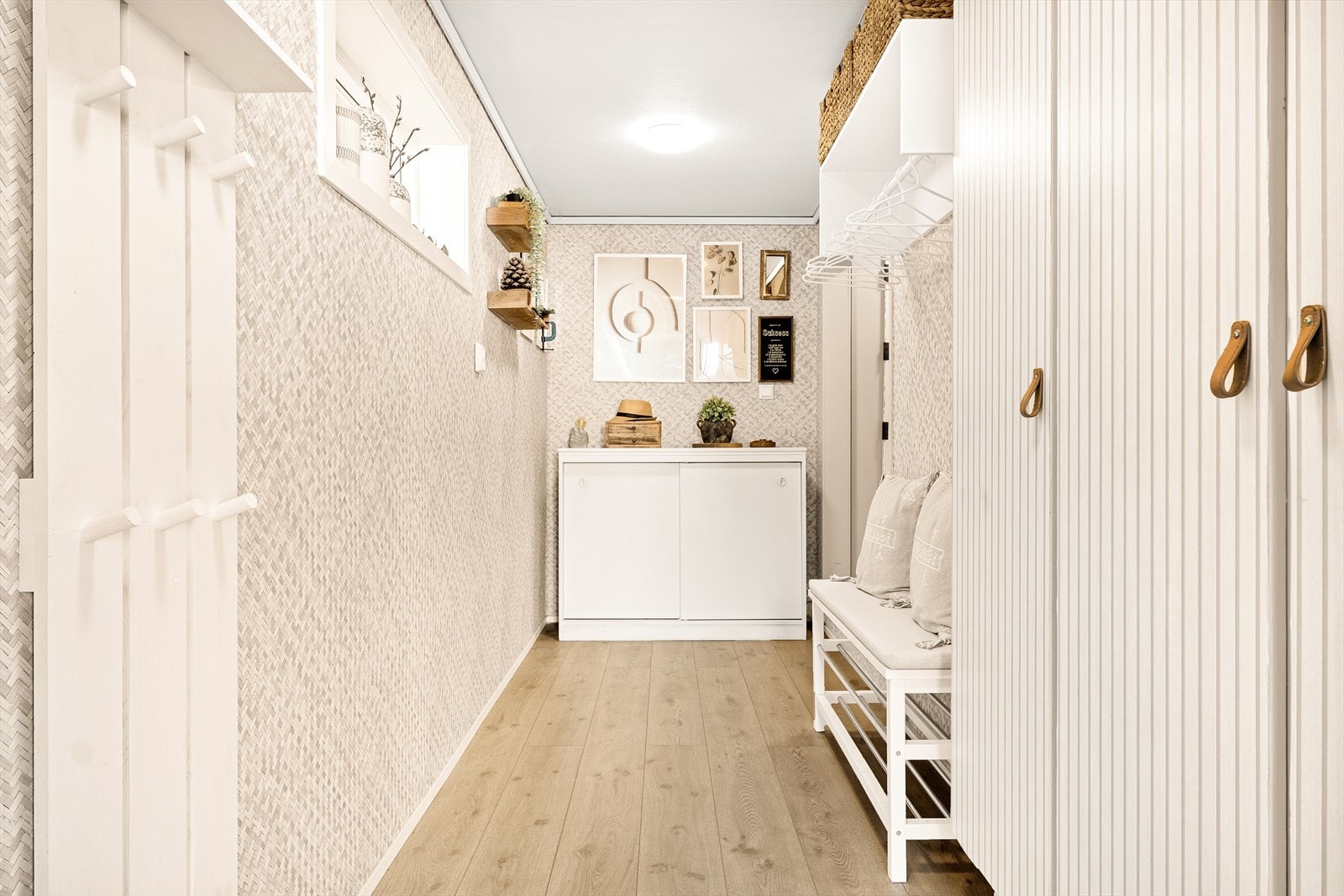 Her er det god plass til oppheng av yttertøy i skap og på knagger. Galleribilde