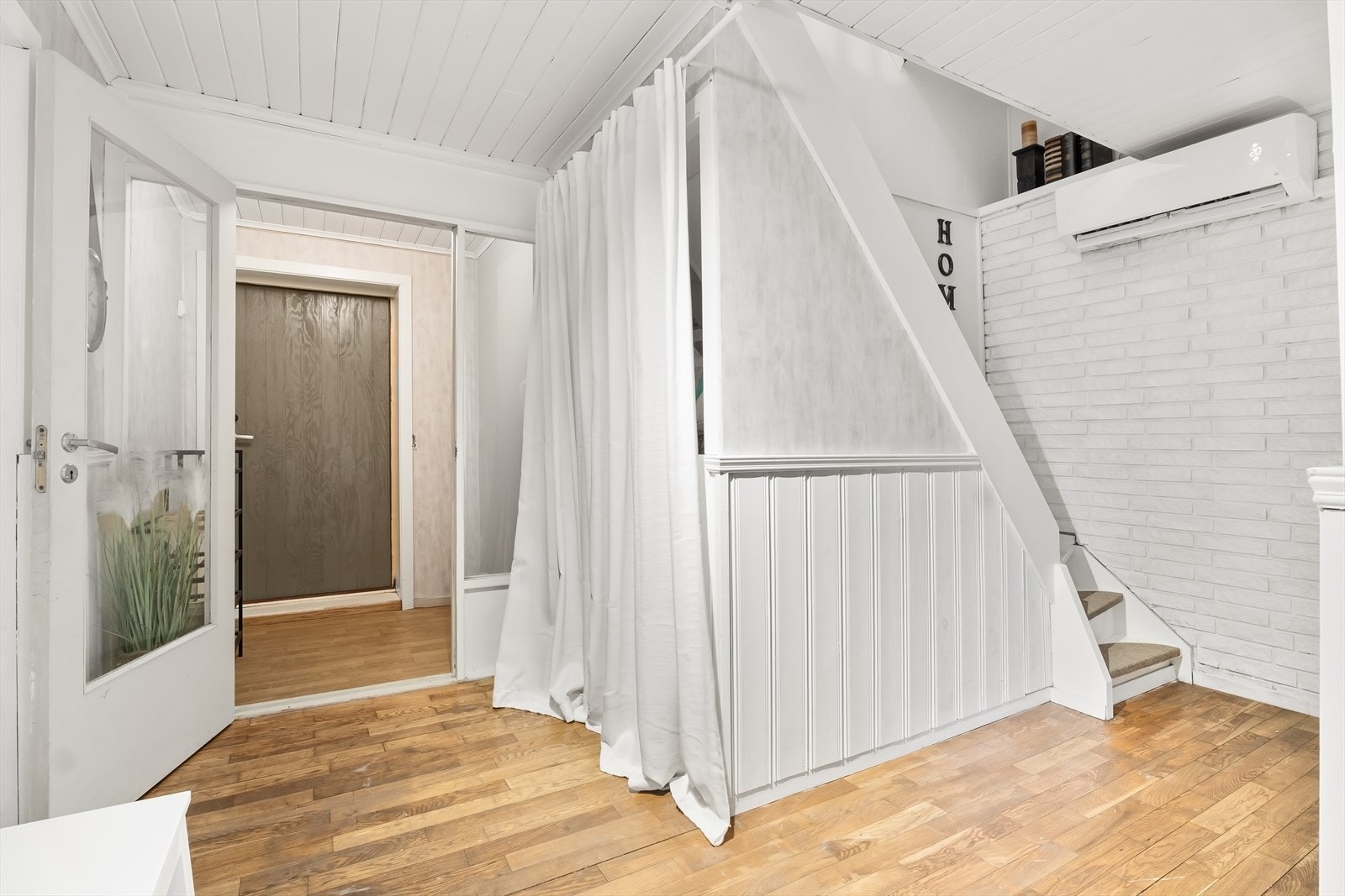 I underetasjen er det egen inngangsdør med vindfang. Totalt har gang og vindfang et areal på 14m². Galleribilde