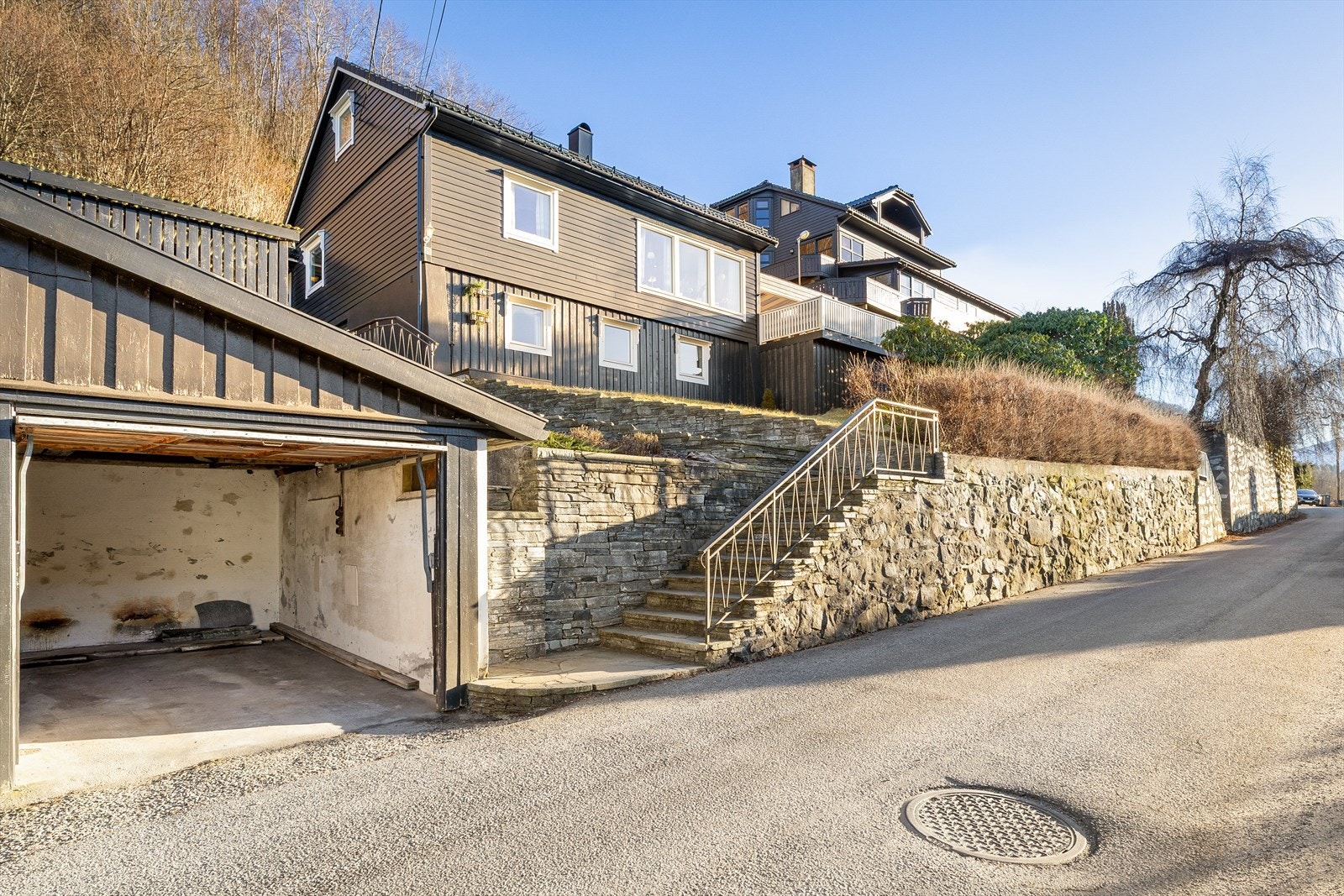 Innholdsrik familiebolig i barnevennlige omgivelser. Boligen har garasje, stor hage og utestue med terrasse. Galleribilde