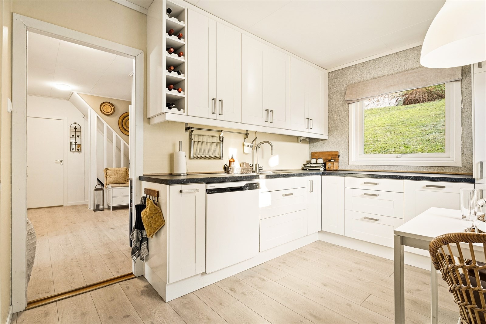 Kjøkkenet holder 10,8m² og byr på god oppbevaringsplass i skuffer og skap. Galleribilde