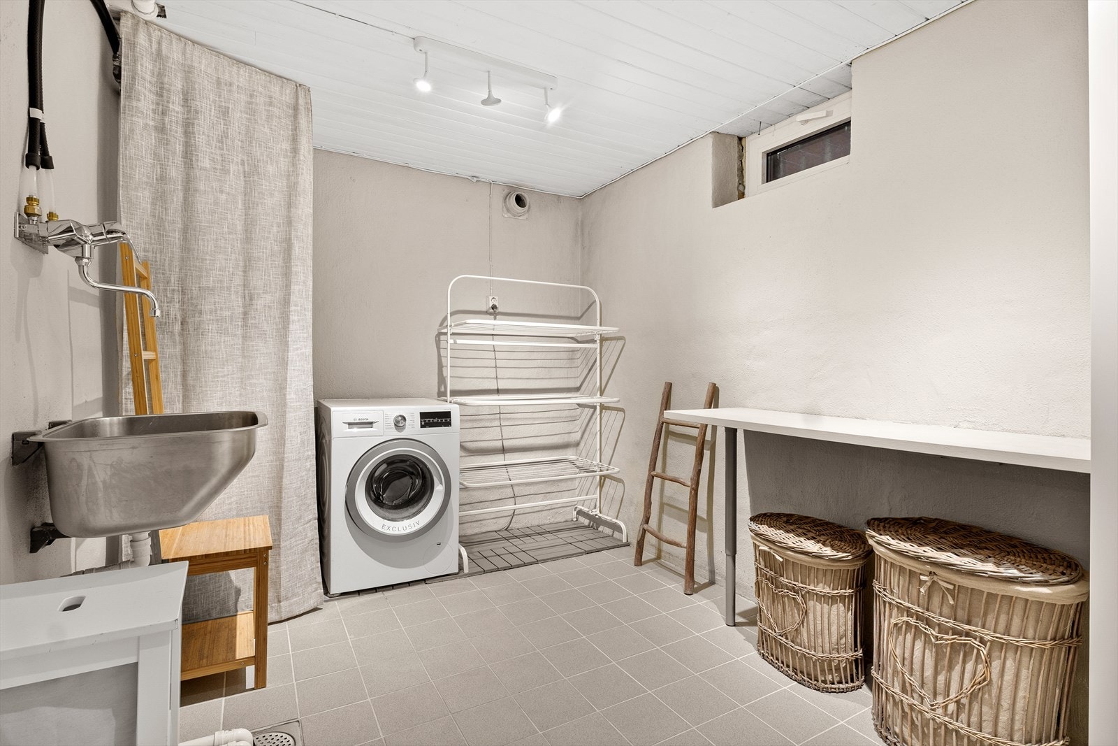 Vaskerommet er stort på 9,3m² med fliser og varmekabler i gulv. Galleribilde