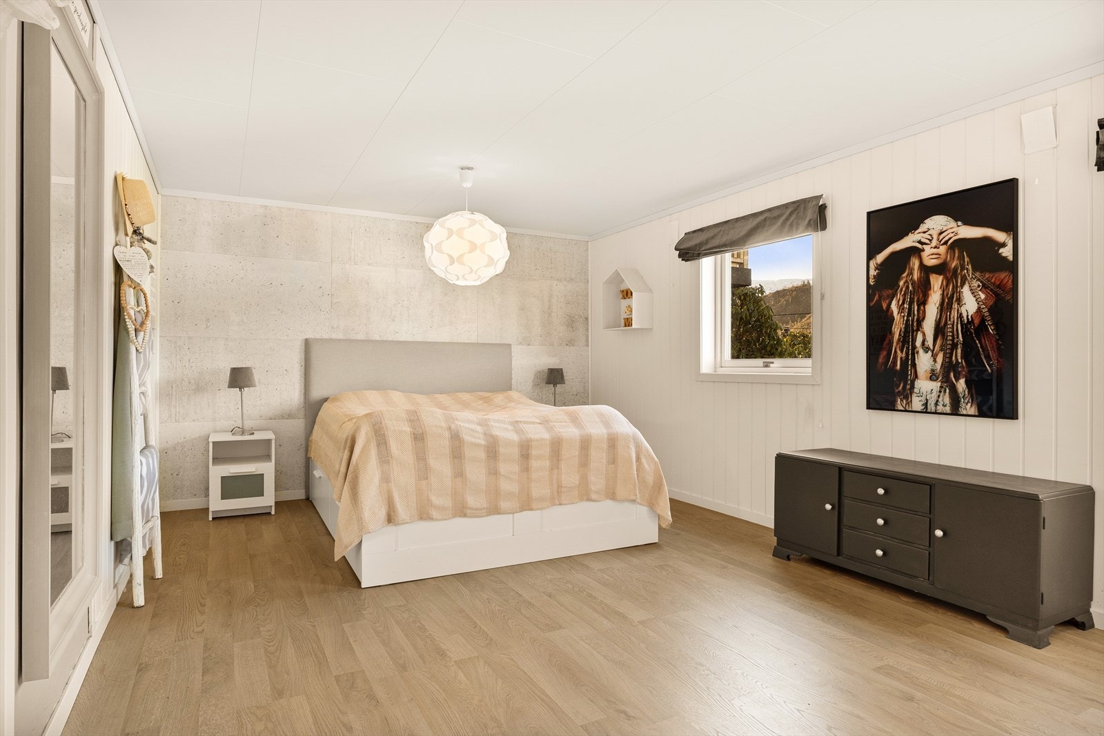 Det største rommet holder hele 20,3m² og er i dag innredet til soverom. Galleribilde