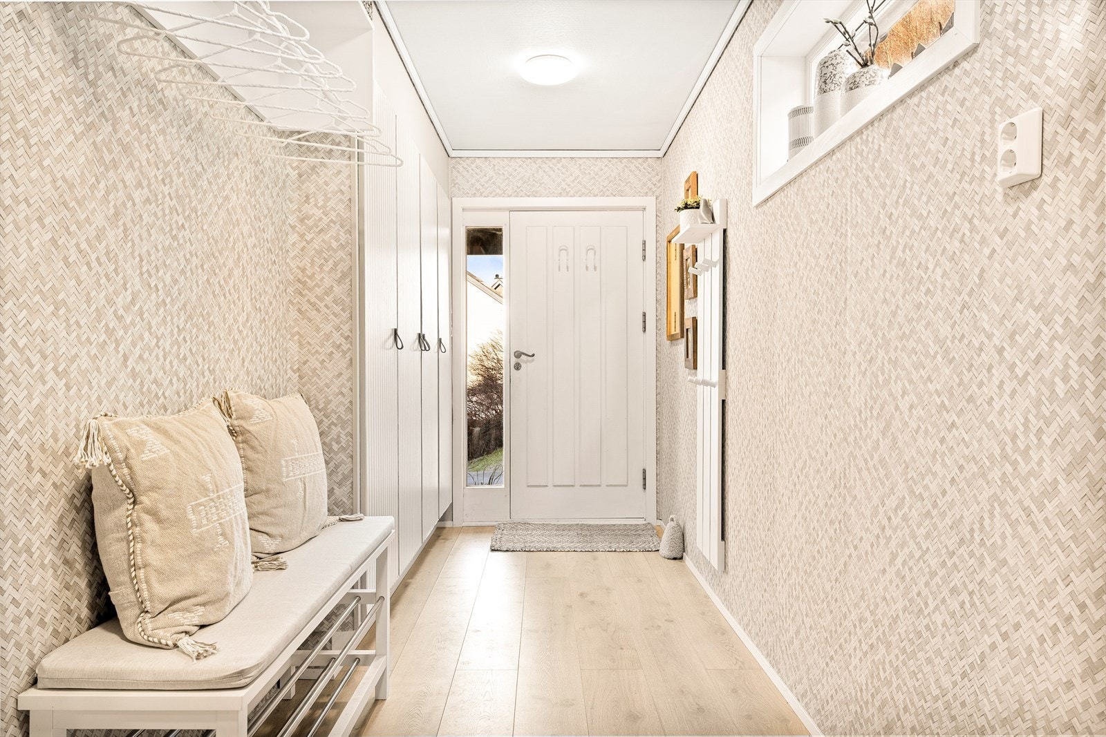 Velkommen inn! Her møter man en romslig entré på 7,8m². Galleribilde