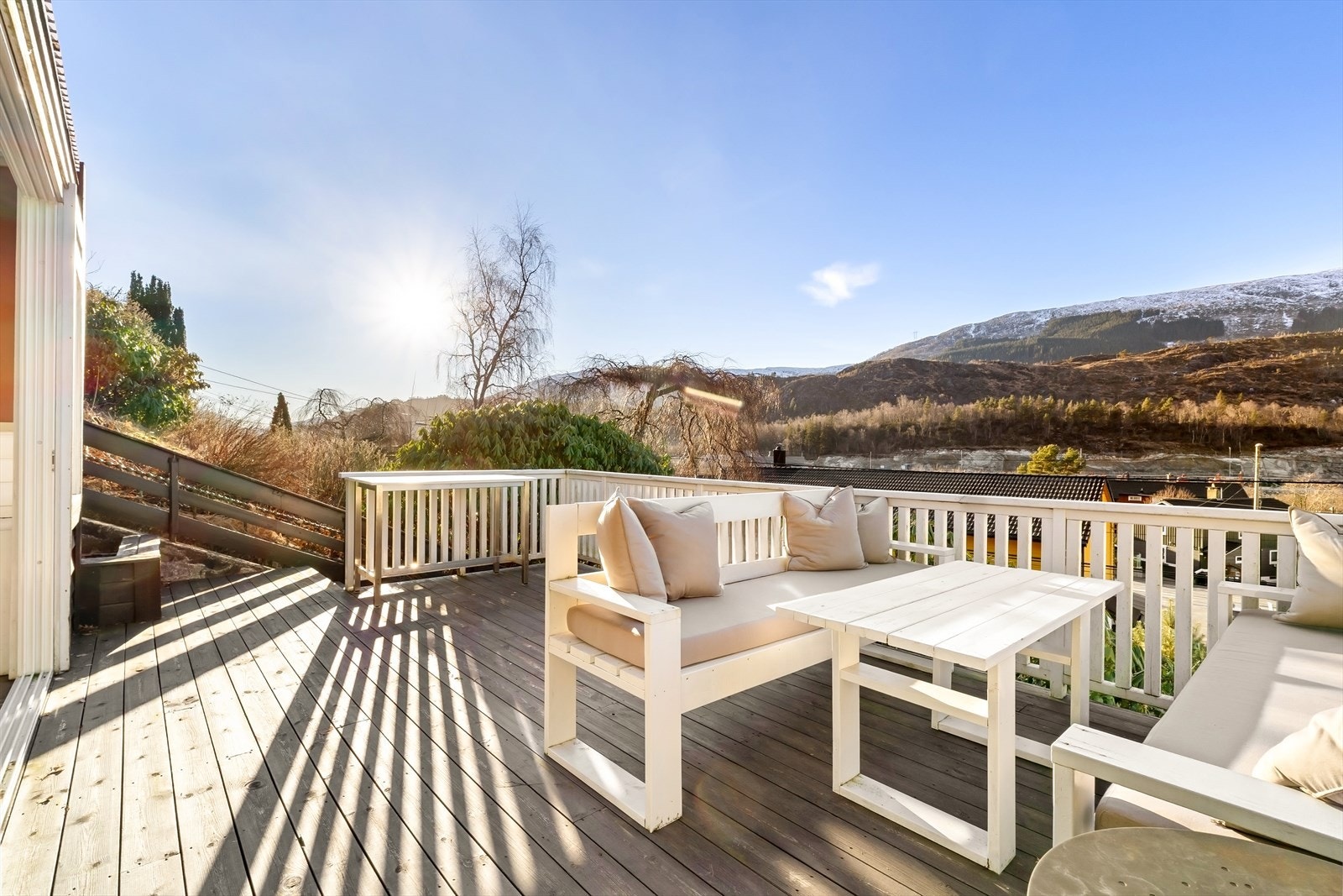 Terrassen har god plass til grill og utemøblement. Galleribilde
