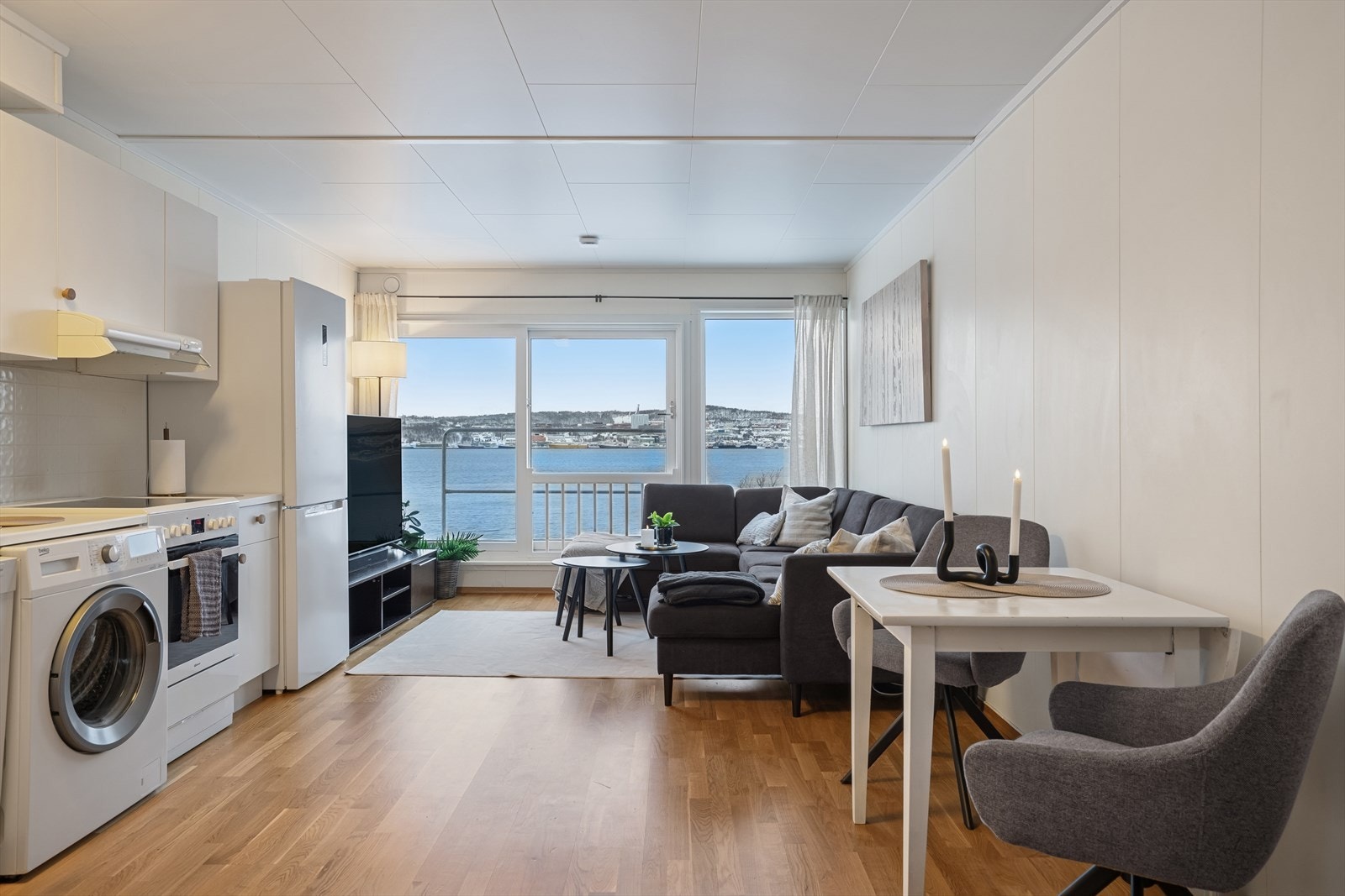 Stuen og åpen kjøkkenløsning. Galleribilde