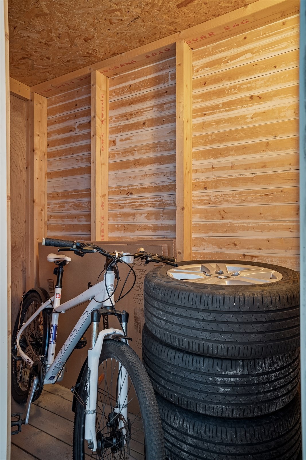 Uteboden. Galleribilde