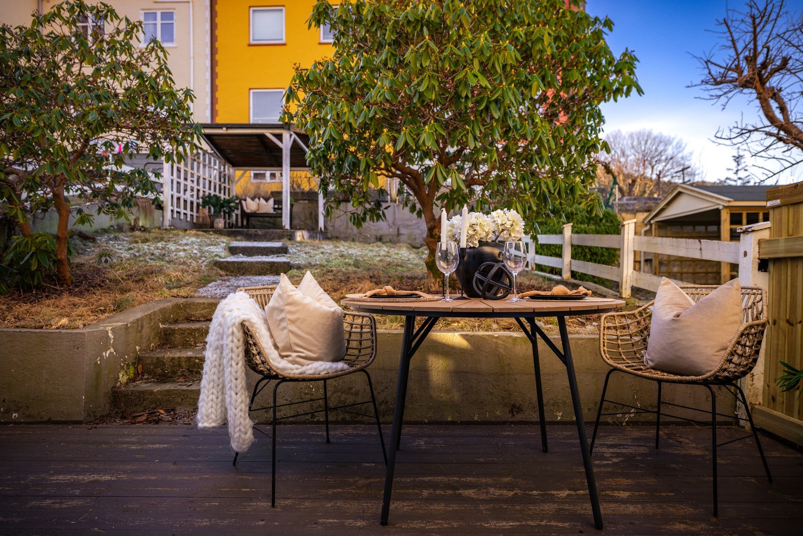 - Rekkehuset har en hyggelig hage med terrasse og paviljong - Galleribilde