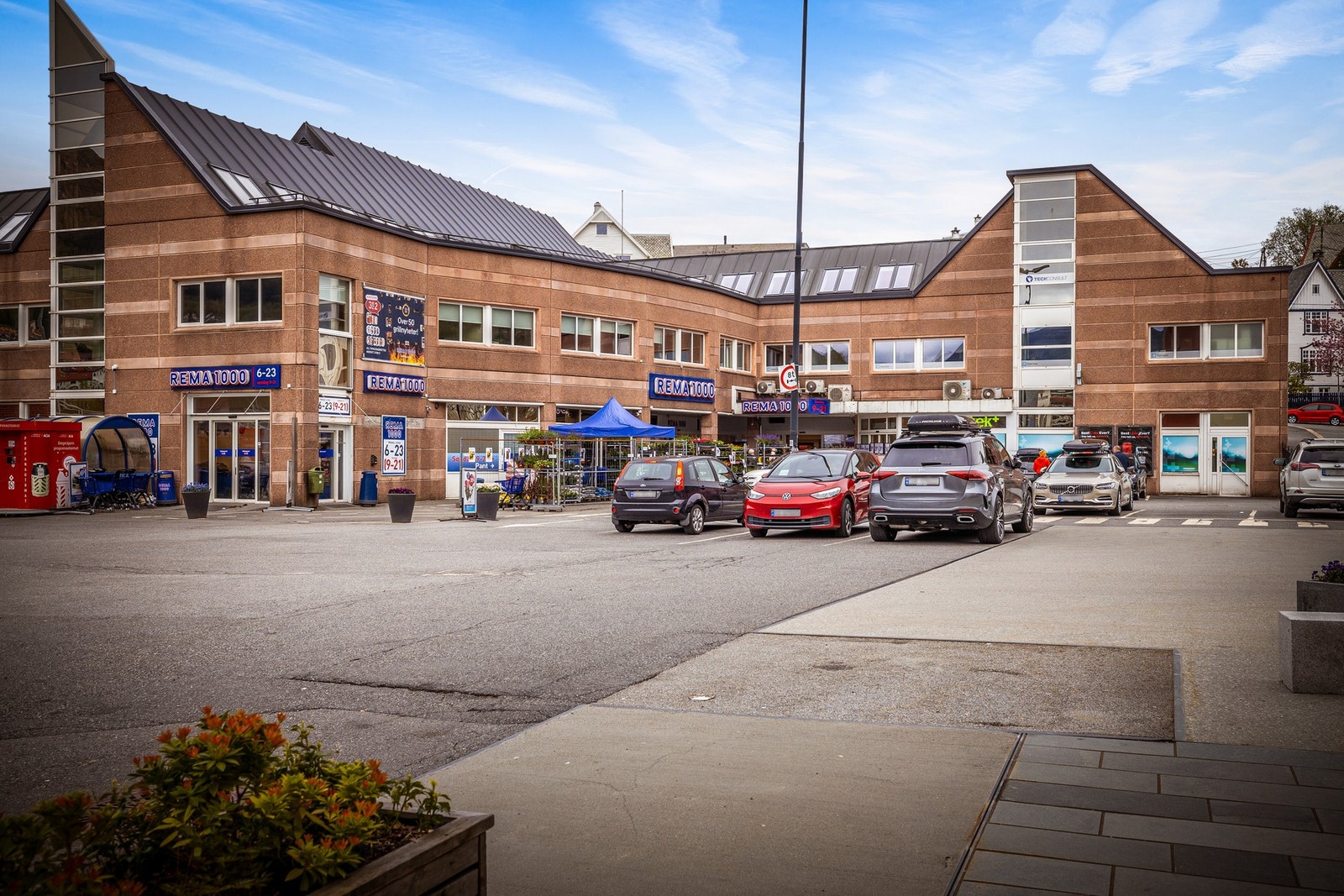 - Bunnpris Hope og Rema 1000 Wergeland er de nærmeste dagligvarebutikkene, henholdsvis 300 og 600 meter unna - Galleribilde