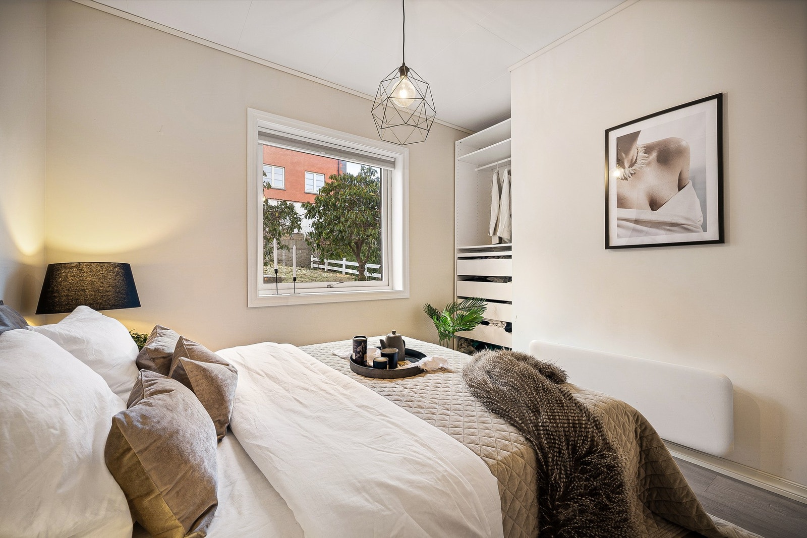 - Soverommet er romslig med god plass til dobbeltseng og garderobeløsning - Galleribilde