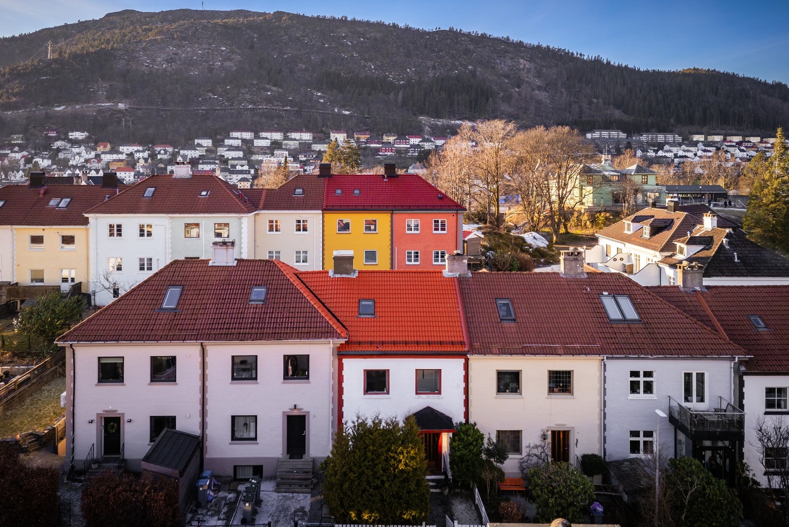 - Samlet sett er dette en spennende og innholdsrik eiendom med fleksibel bruk, sentral og attraktiv beliggenhet og hyggelig hage - Galleribilde