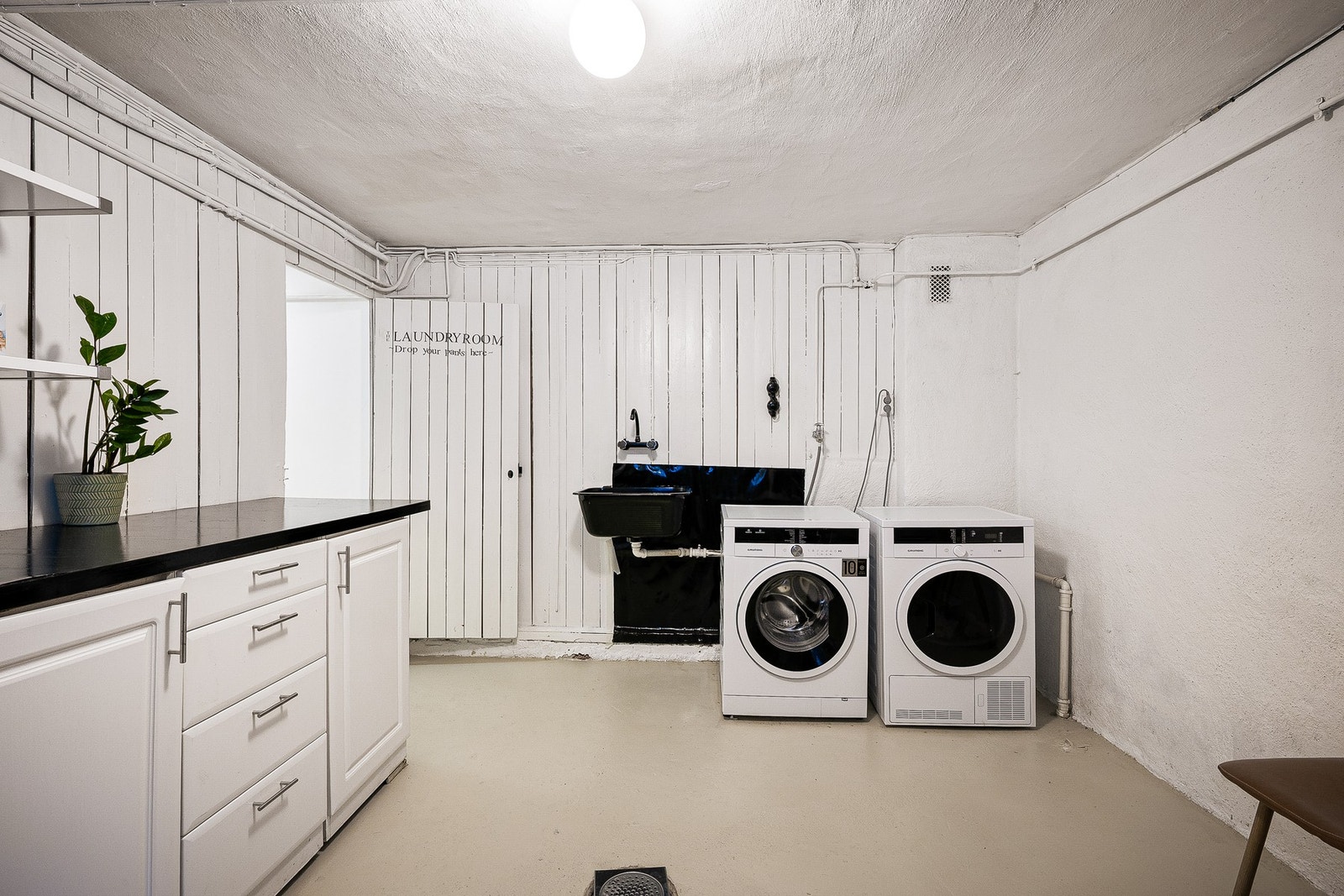 - Det er innredet med enkel innredning, utslagsvask, opplegg for vaskemaskin og 200 liters varmtvannstanker -her. Galleribilde