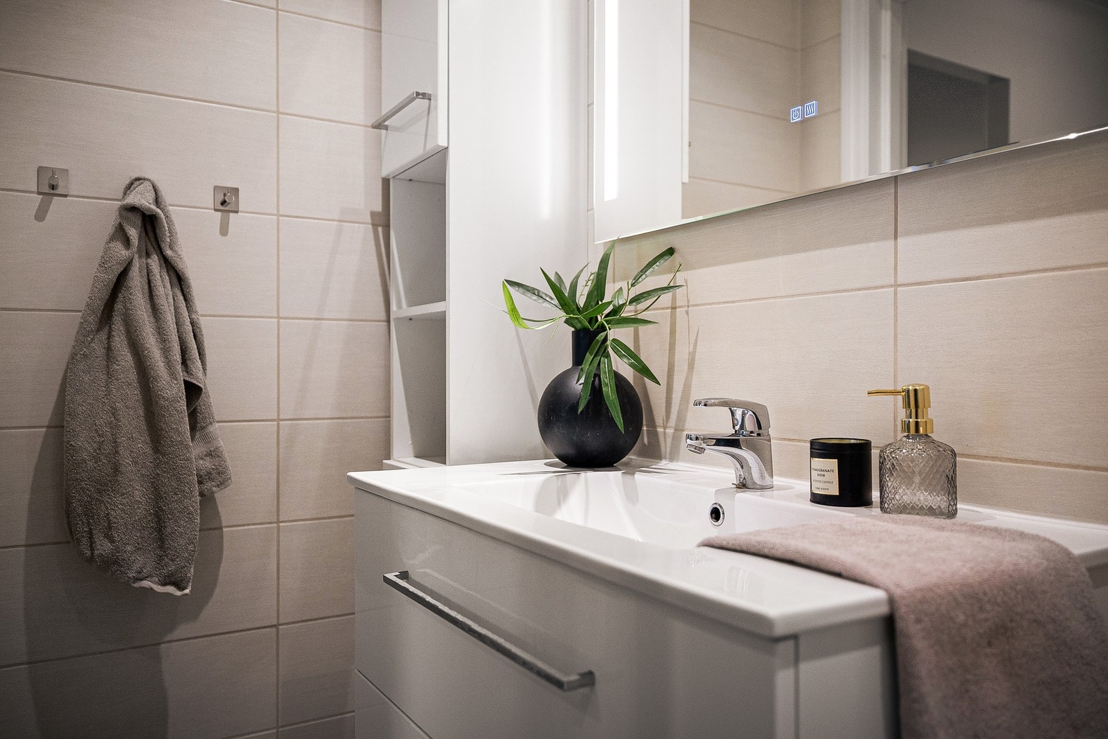 - Det er innredet med vegghengt toalett, baderomsinnredning med servant og dusjnisje med glassdør - Galleribilde