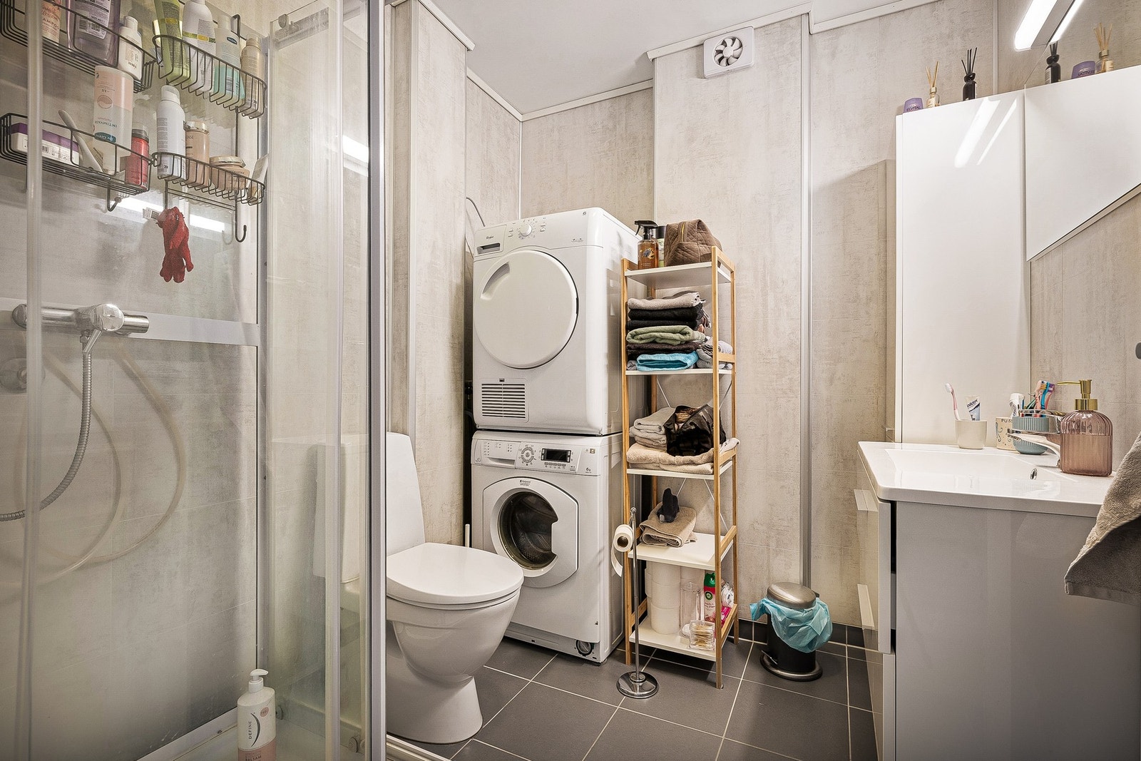 - Bad/vaskerommet er også fra 2014, med fliser på gulv, varmekabler, dusjkabinett, baderomsinnredning med servant, toalett og opplegg for vaskemaskin - Galleribilde