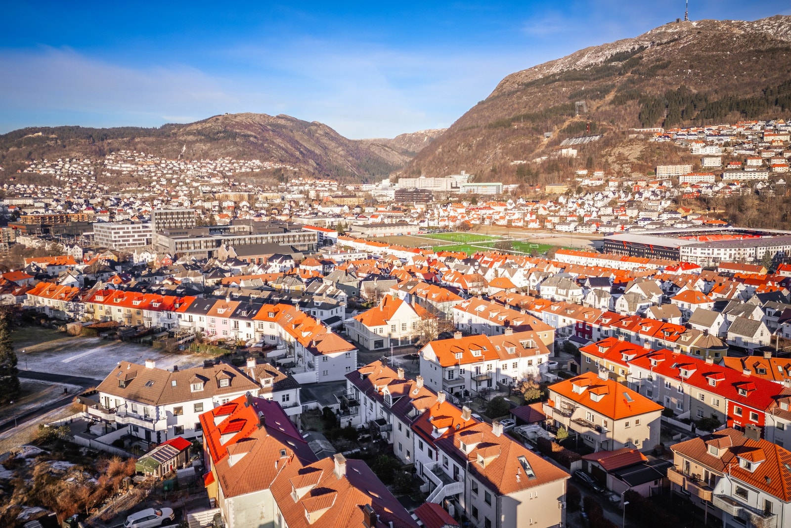 - Her nyter du fredelige omgivelser i en rolig gate, samtidig som det er kort vei til alt du trenger av fasiliteter og servicetilbud - Galleribilde