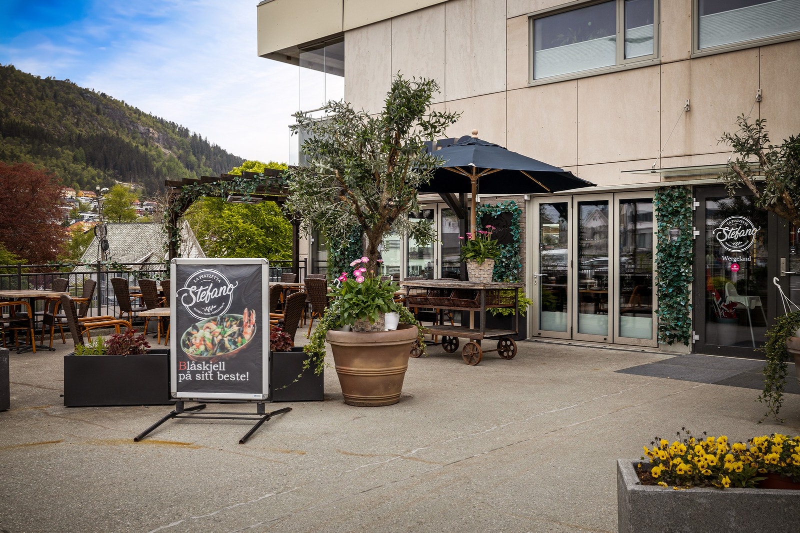 - Det er flere gode restaurant-tilbud i området - Galleribilde