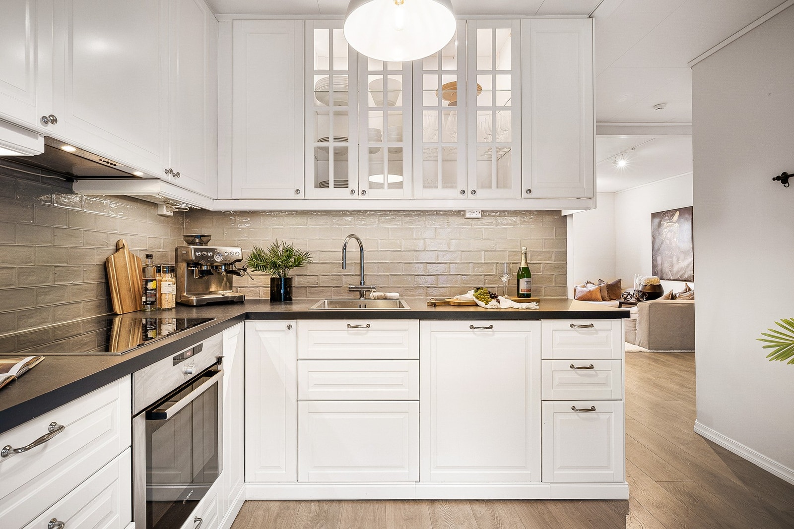 - Det er integrerte hvitevarer som induksjonstopp, stekeovn, oppvaskmaskin og kjøl/frys - Galleribilde