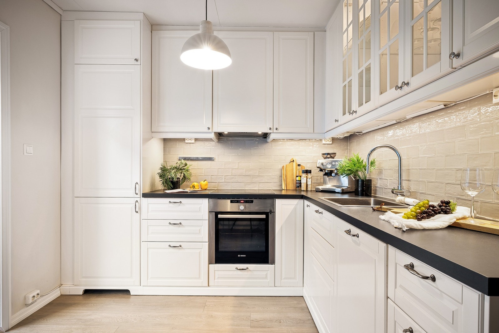 - Kjøkkenet fremstår lyst og pent med klassisk, profilert innredning og laminert benkeplate - Galleribilde