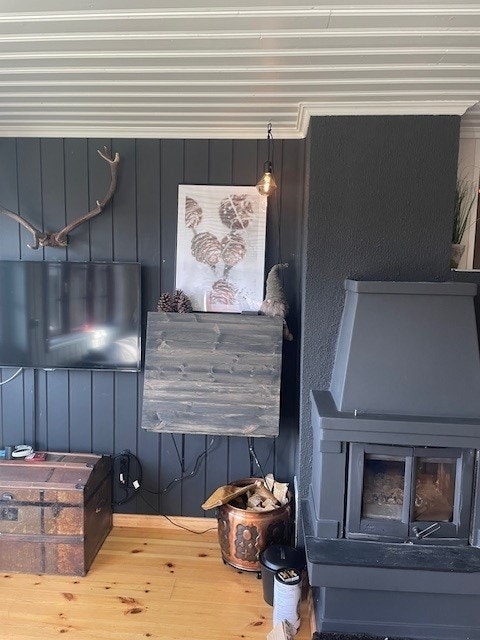 Peis og "hjemmekontor"-løsning ved siden av TV (utgang til platting til venstre for TV) Galleribilde