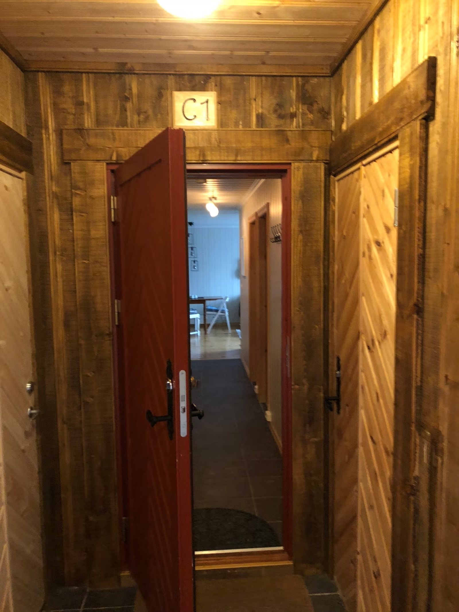 Dør inn til leilighet ("utebod" inn til høyre) Galleribilde