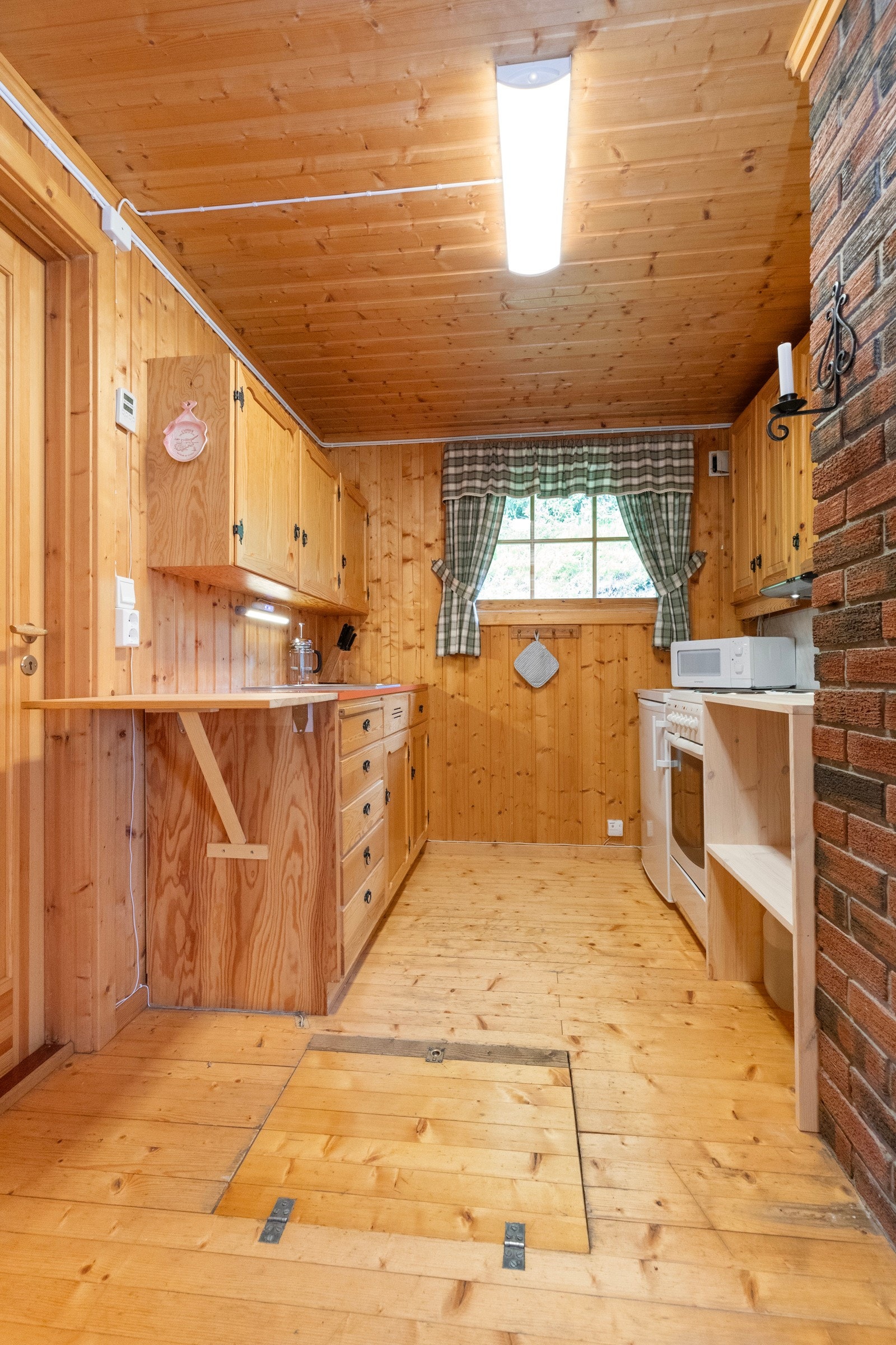 Heltre innredning med profilerte fronter. Hylle til vannkanner Galleribilde