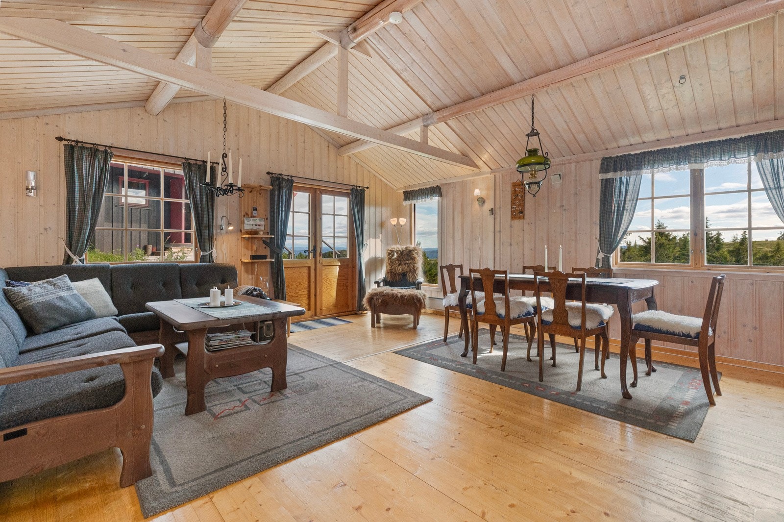 Stuen har god takhøyde som gir den gode romfølelsen. Foto Christine Stokkebryn Galleribilde