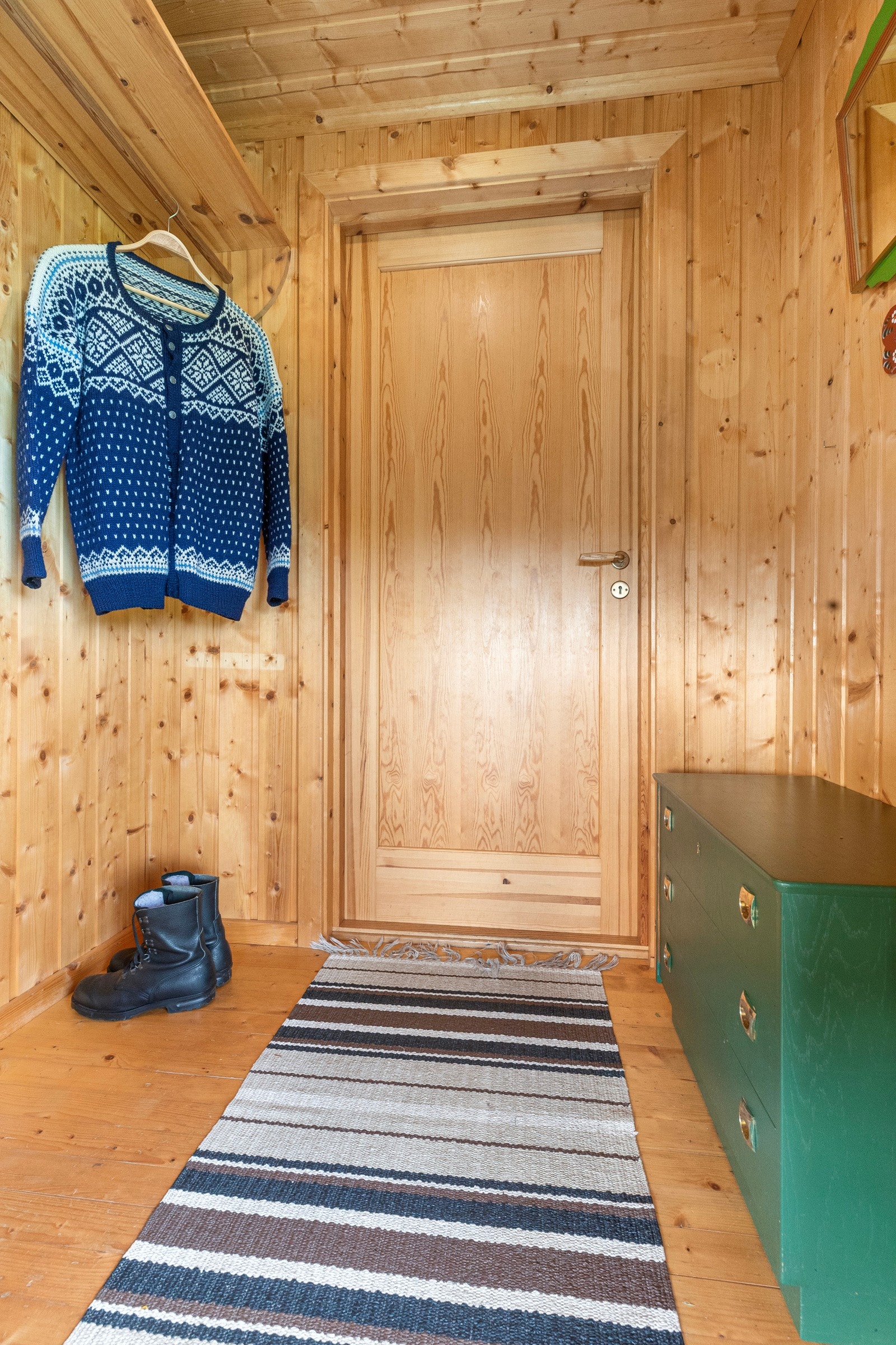 Entré med plassbygd hylle og oppheng under. Plass til kommode Galleribilde