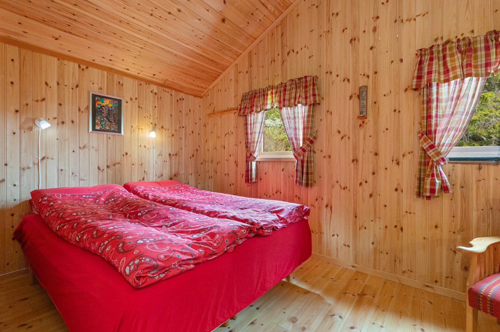 Dette rommet er romslig med god plass til dobbeltseng og ekstra seng Galleribilde