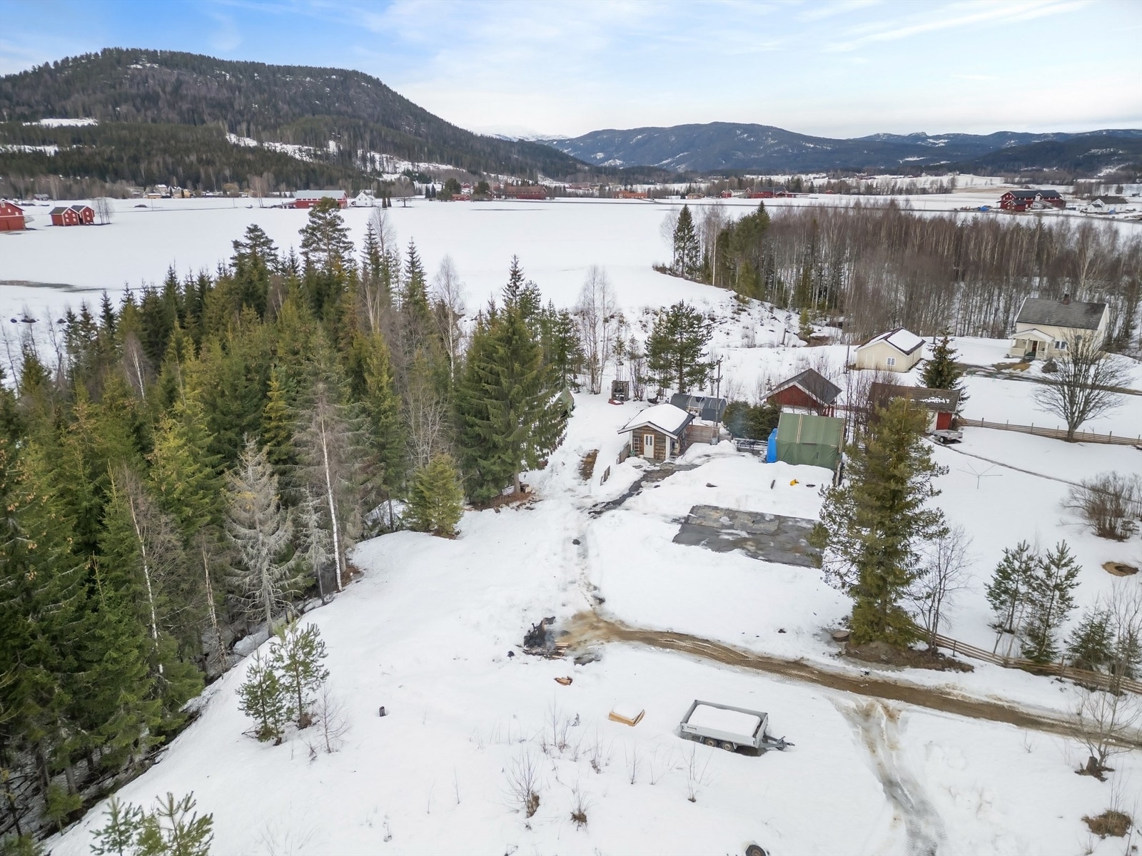 Det er ca. 5 min med bil til matbutikk, skole, barnehage og idrettshall Galleribilde