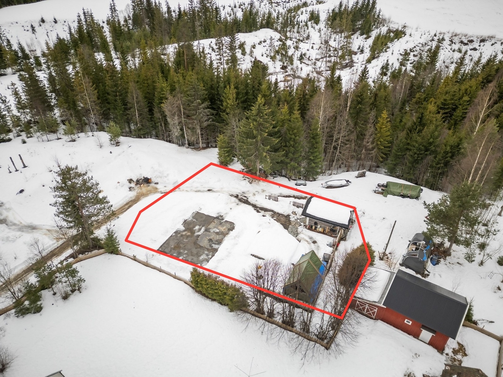 Eiendommen har en fin tilbaketrukket beliggenhet i naturskjønne omgivelser Galleribilde