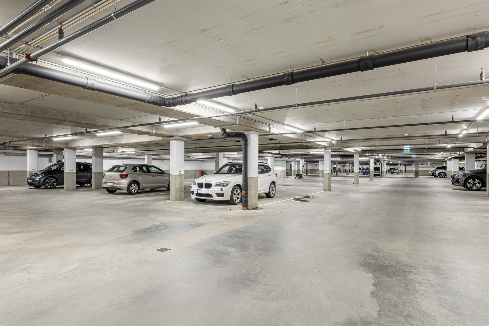 1 plass i romslig parkeringskjeller. Galleribilde