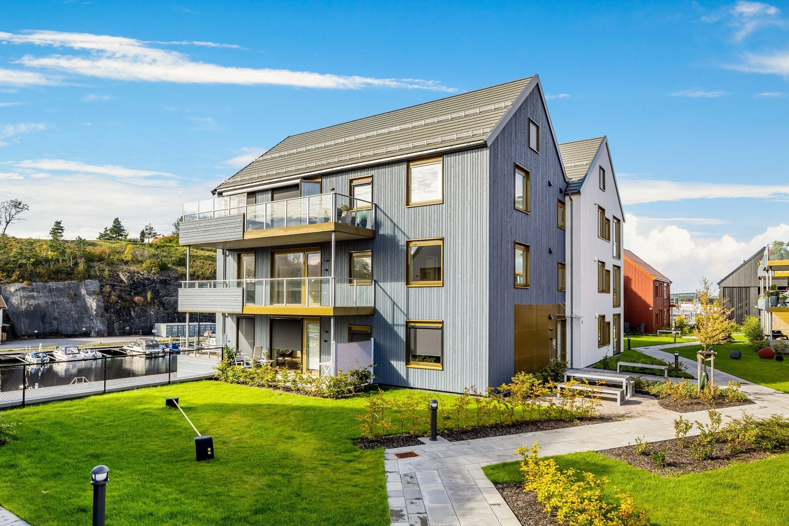 Bygget sett fra sørøst. Det er velholdte og pene fellesarealer. Galleribilde