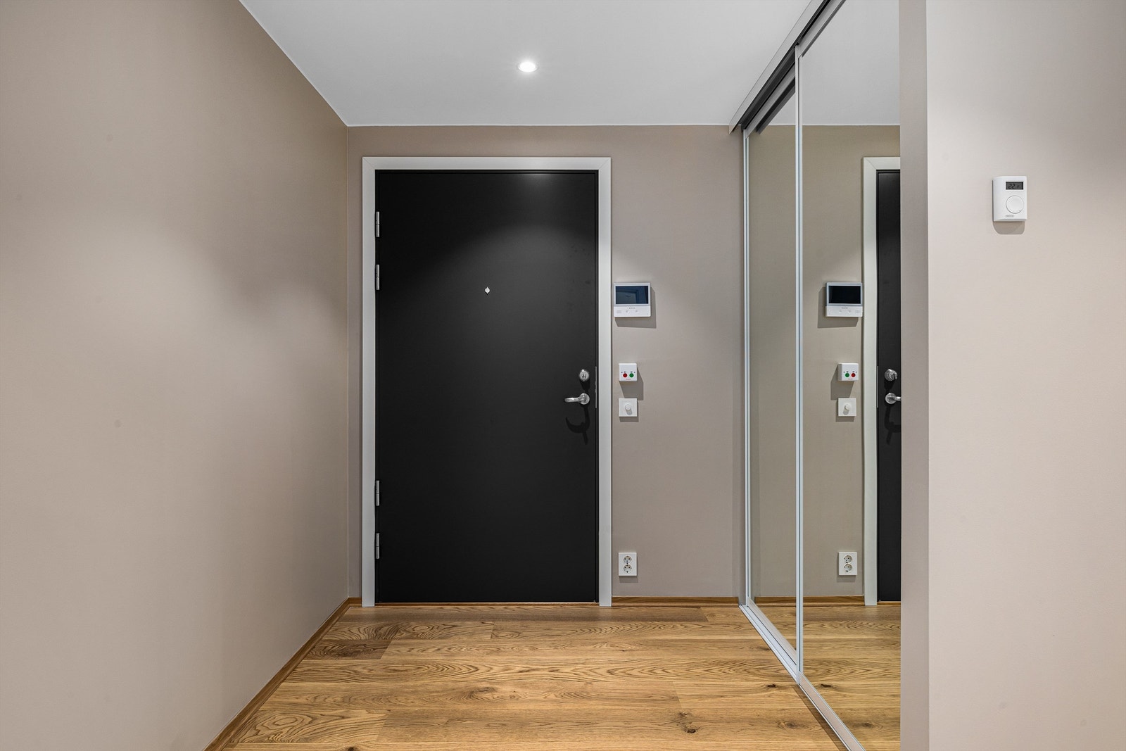 Inngangsdør. Callinganlegg med kamera. Romslig skyvedørsgarderobe. Galleribilde