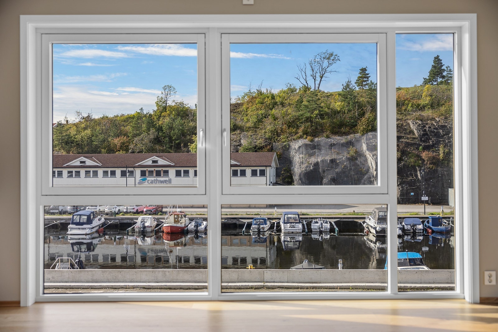 Utsikt fra stuevinduet. (Utsikten vil endres når siste byggetrinn blir ferdig. Det er planlagt 4 bygg i siste byggetrinn. Disse kommer mot Kongshavn og skal plasseres slik at beboerne i bl.a. Galicia, dette bygget, skal beholde sjøgløtt mot Kongshavn.) Galleribilde