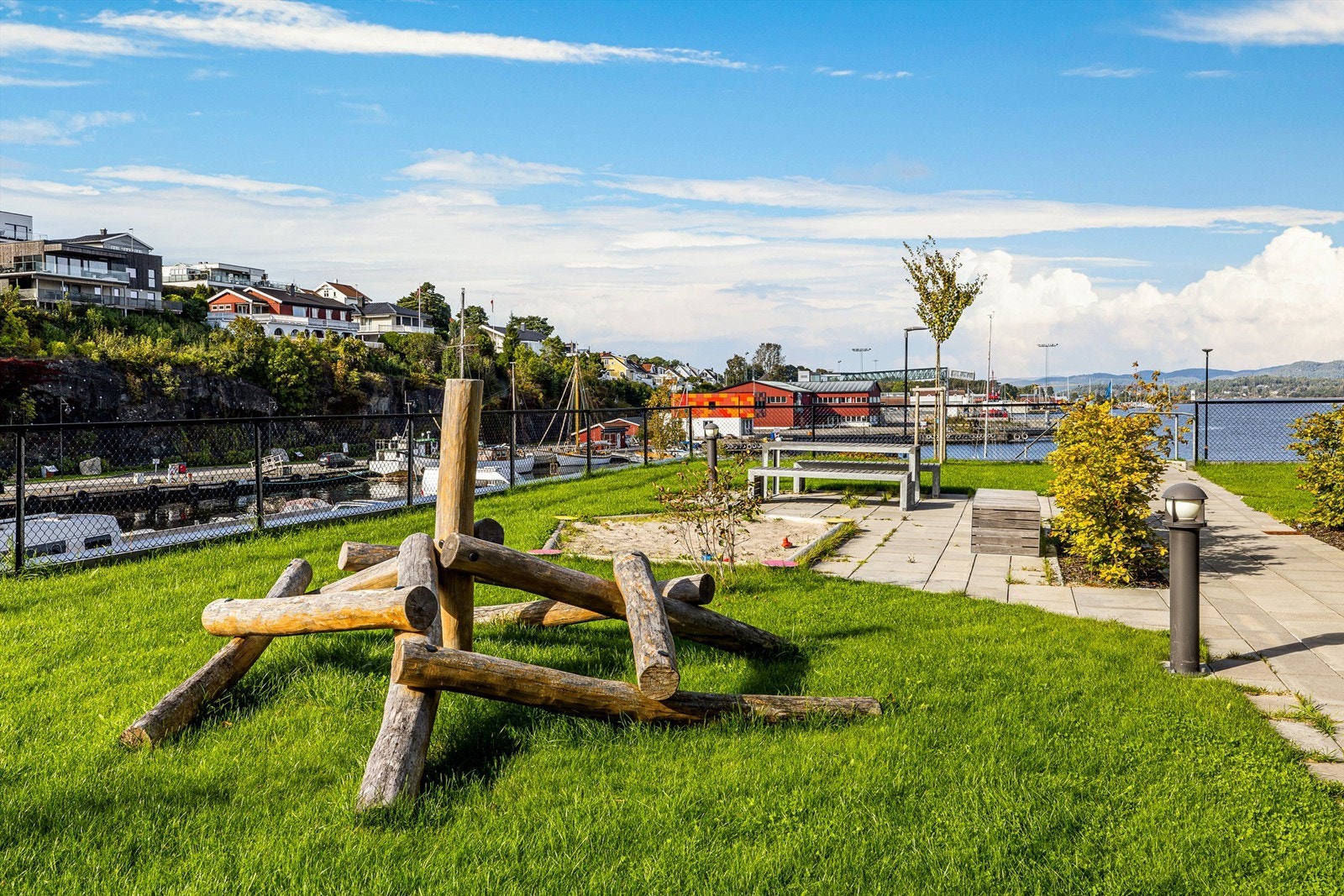 Fellesarealer på nordlige enden av Smietangen. Her er det også trapp ned til gjesteparkering. Galleribilde