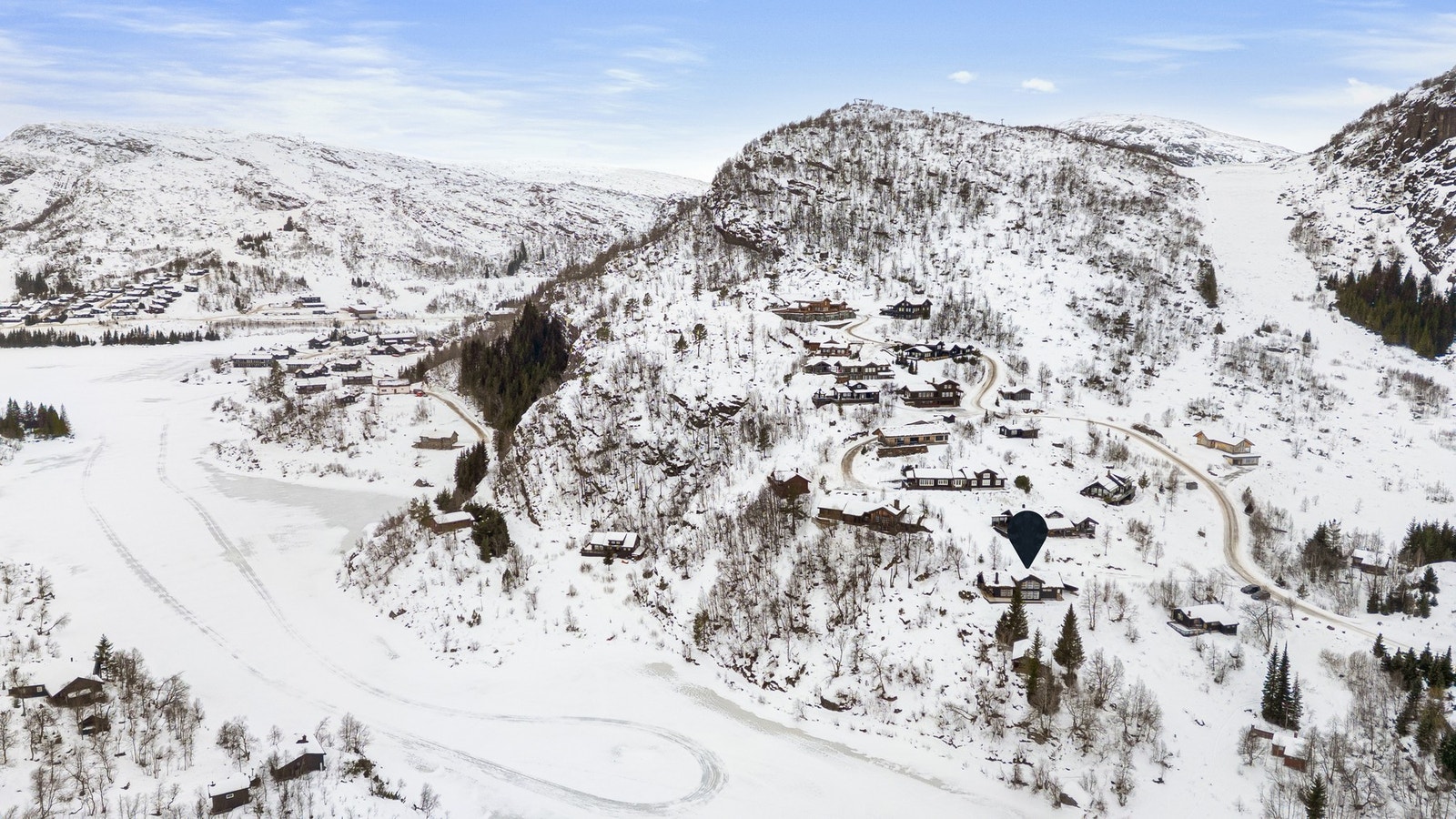 Hytta ligger usjenert og strategisk plassert i forhold til skitrekket i Ålsheia og Beinesvatnet. Galleribilde