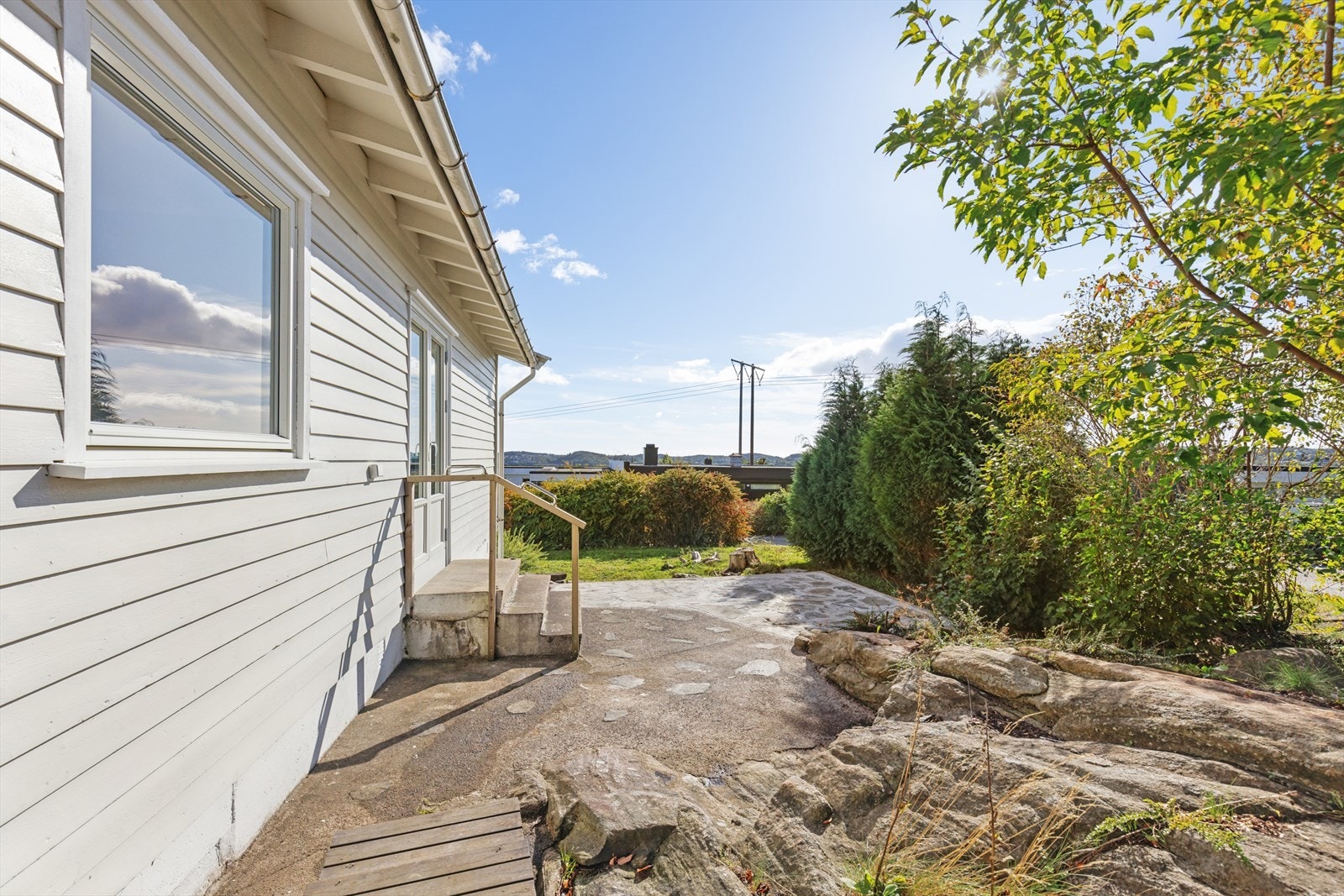 Tomten er lun og svært solrik - Her kan man flytte seg etter solen gjennom hele dagen Galleribilde