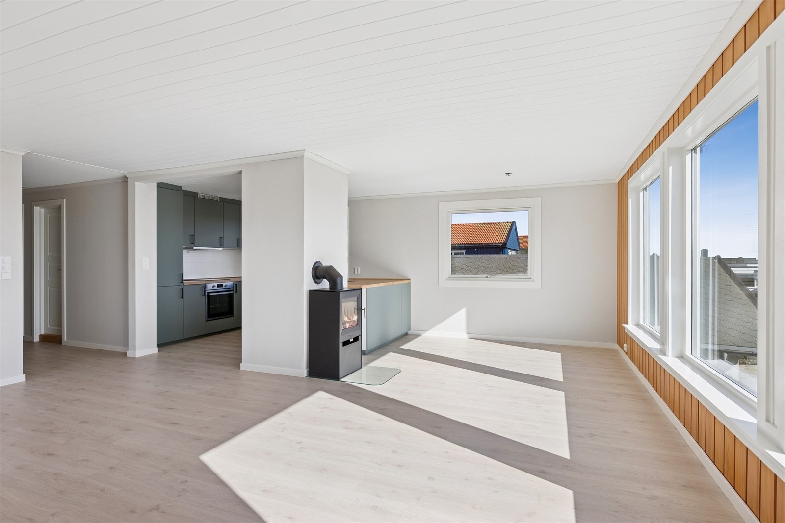 Det er åpnet opp inn til kjøkkenet - Hele kjøkkenet er byttet - nytt bad, overflater, sikringer og flater Galleribilde