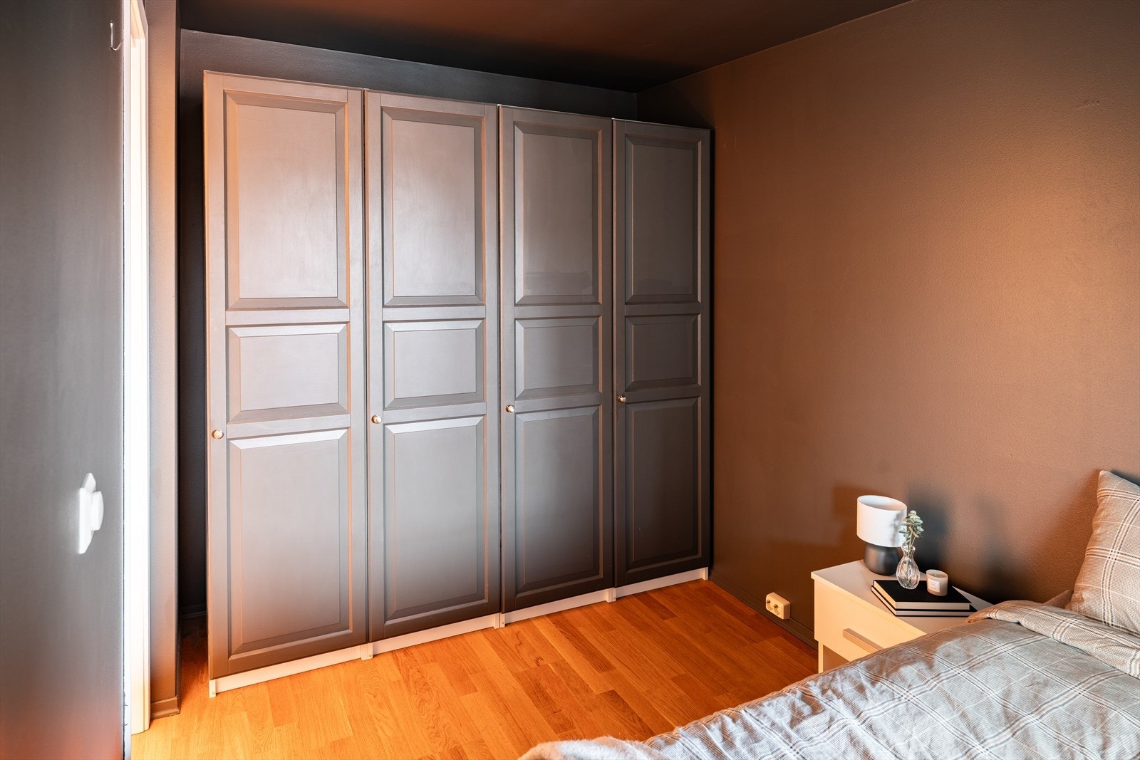 Det er satt inn ett stort garderobeskap som medfølger handelen. Galleribilde