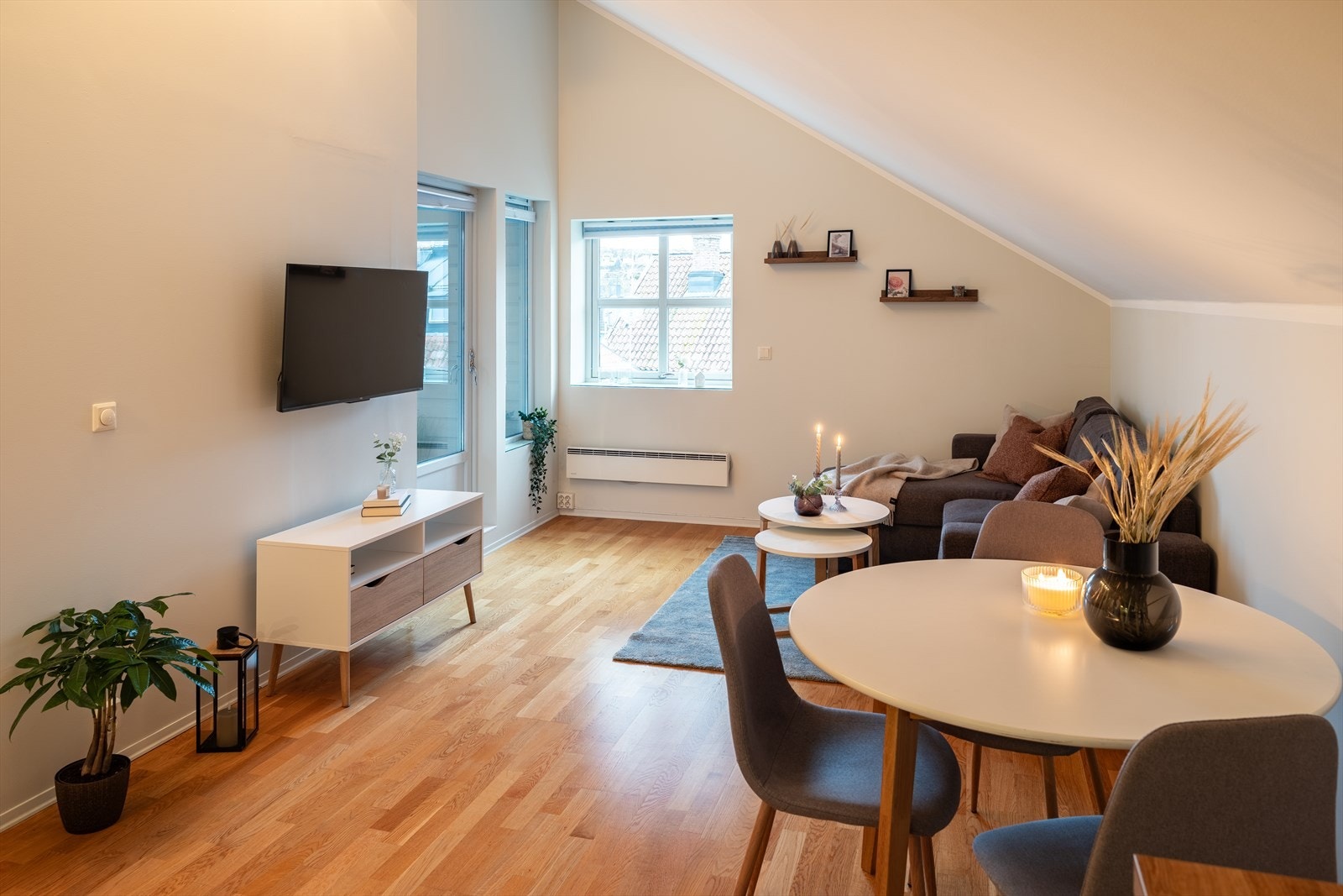 Leiligheten har hele 42m² gulvareal (GUA) og byr på stue/kjøkken, soverom, balkong, entre og bad. Det medfølger en bod i kjeller på ca. 5m² Galleribilde