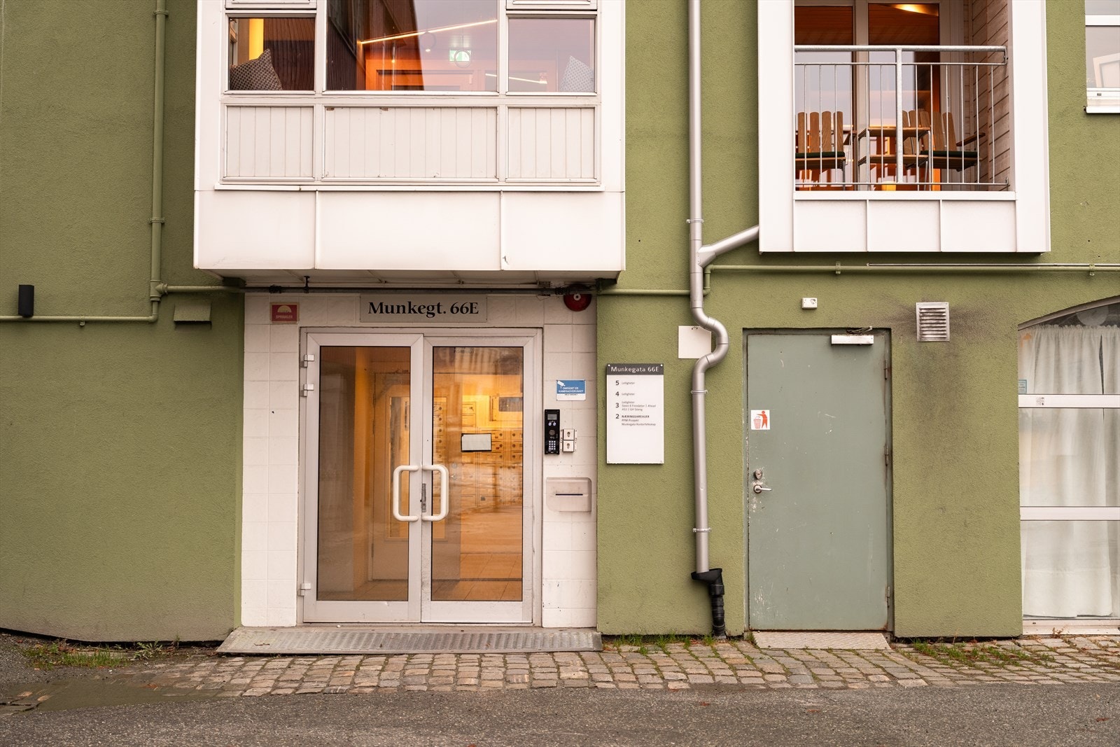 Her bor du i et veldrevet borettslag med IN-ordning. Det betyr at dersom du ønsker kan du individuelt innbetale fellesgjelden til din andel, og senke egne felleskostnader. Konf. megler ved spørsmål. Galleribilde