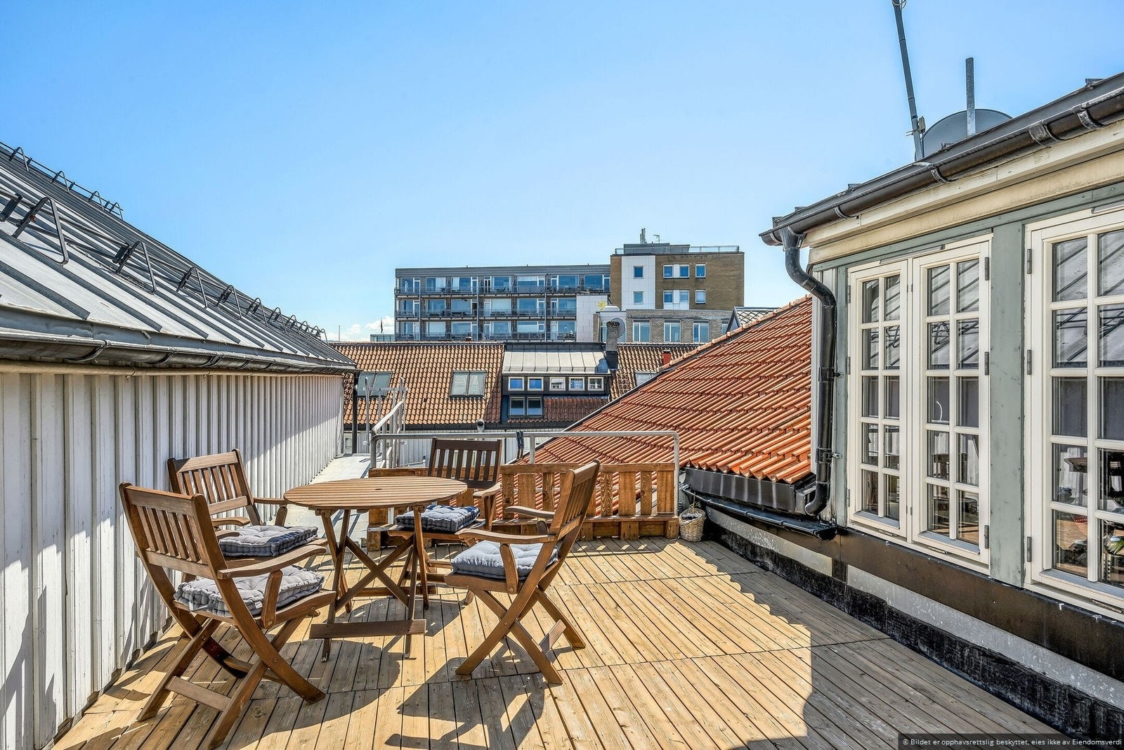 Takterrasse byr på felles møblement og flotte sol- og utsiktsforhold. Galleribilde