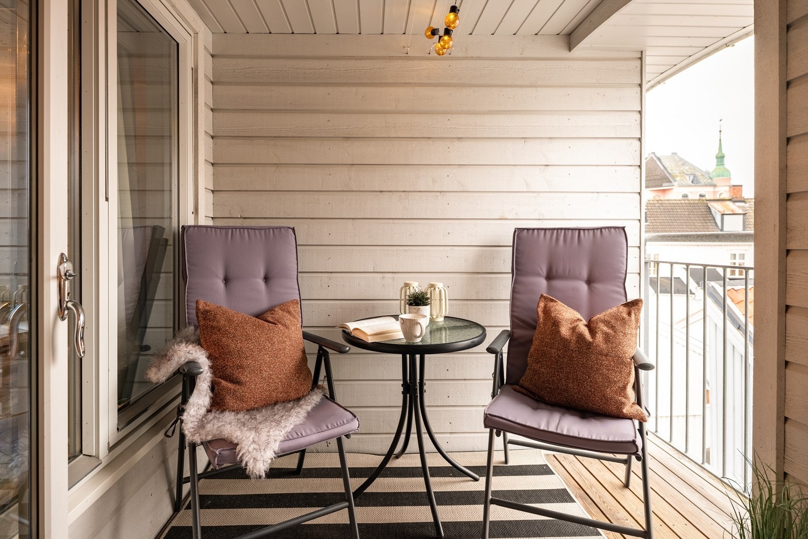 Balkongen er på 4m² og har flotte solforhold, og ligger vendt ut mot rolig bakgård. Galleribilde