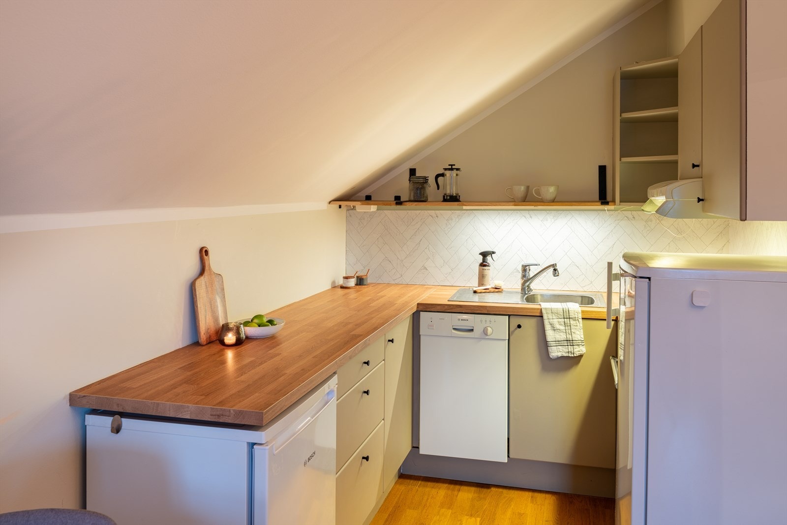 Kjøkkenet er i dag utstyrt med hvitevarer som kjøleskap, stekeovn, platetopp, fryseskap og oppvaskmaskin. Kjøle- og fryseskap kan kjøpes med ved ønske. Galleribilde