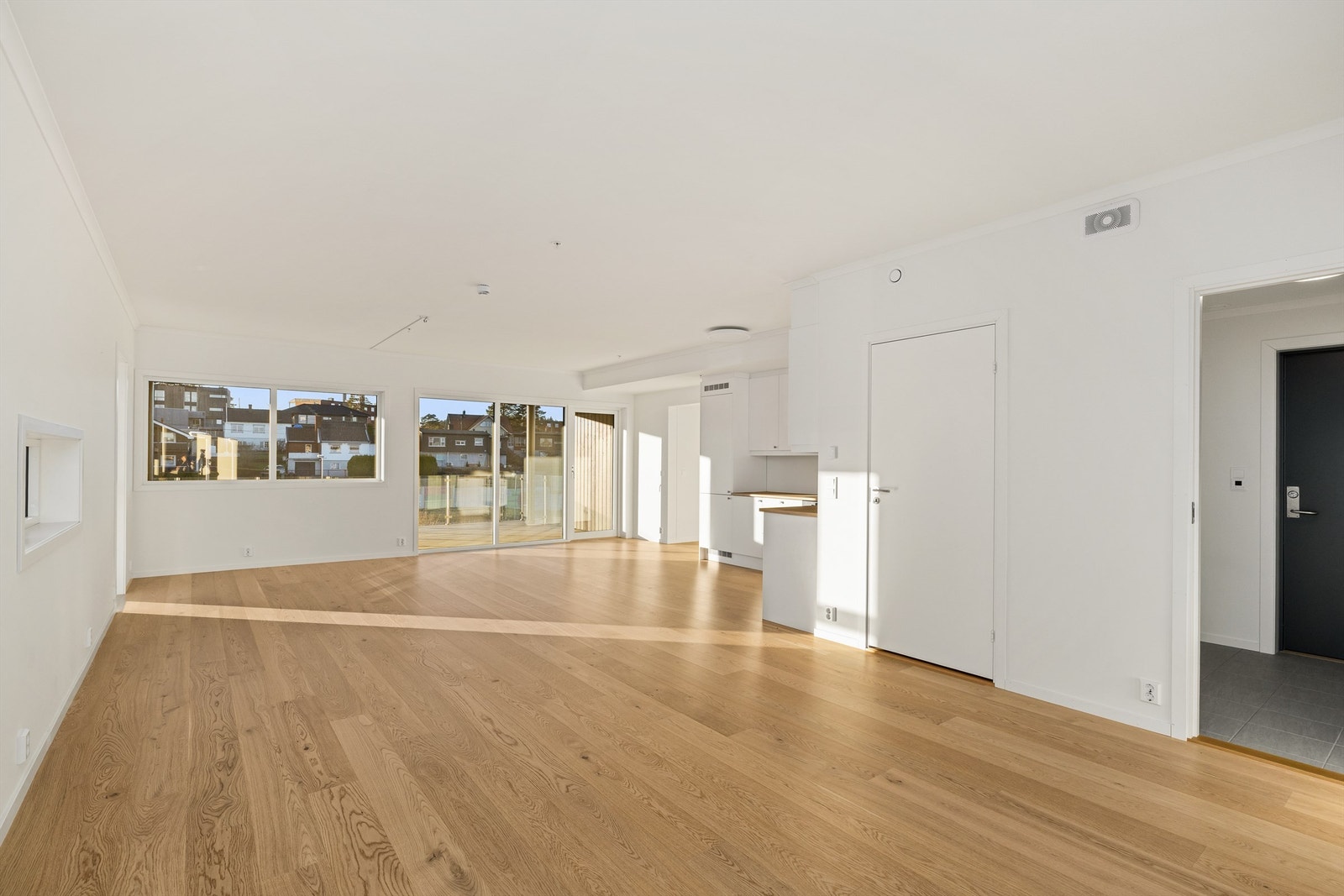 Stor og lys stue med åpen kjøkkenløsning. Galleribilde